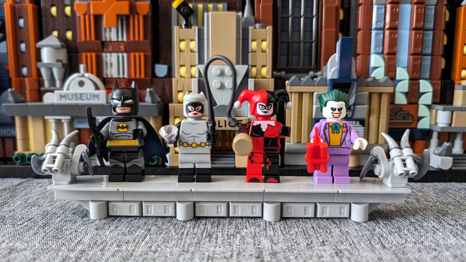 Einen Bonus gibt es noch: Auf der Mini-Galerie werden vier Minifiguren – Batman, Catwoman, Harley Quinn und Joker – ausgestellt.