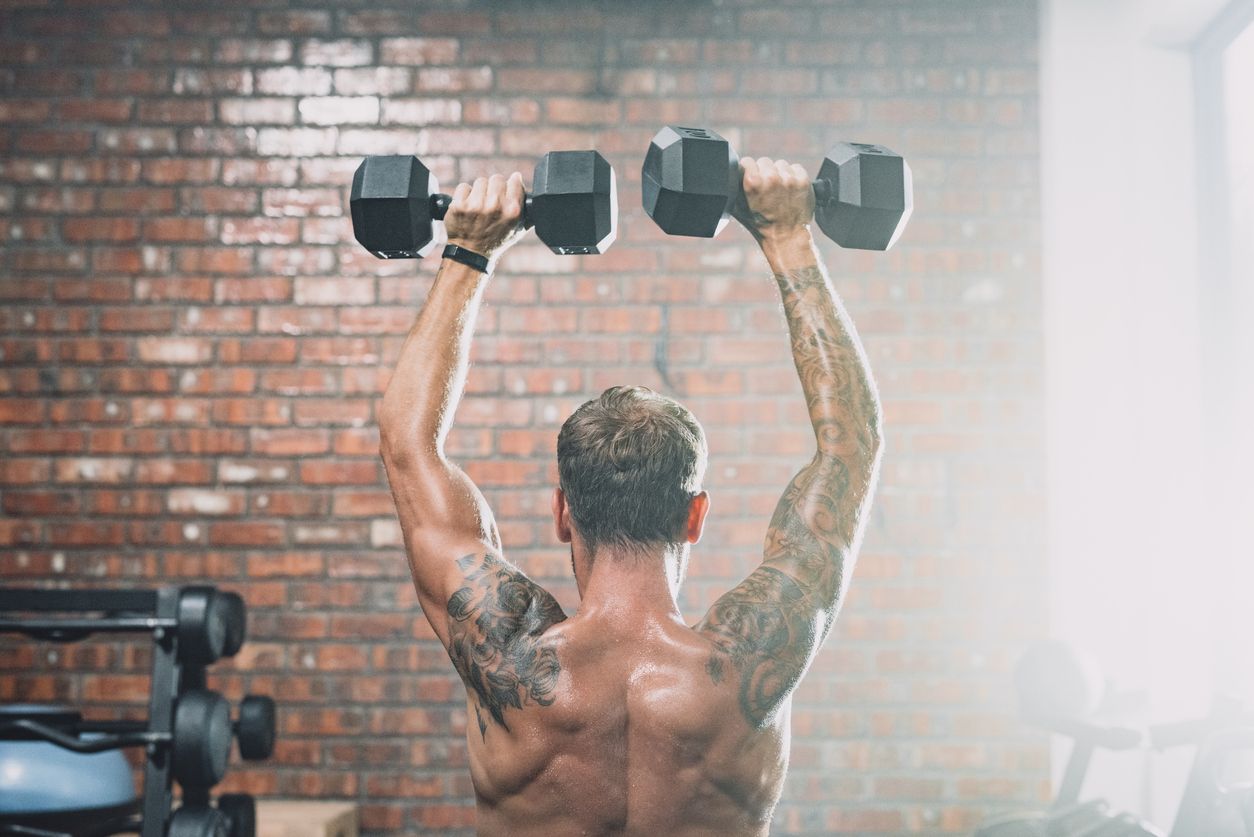 Hartes Training kann deine Tattoos gefährden – allerdings erst, wenn du richtig große Muskeln aufbaust.