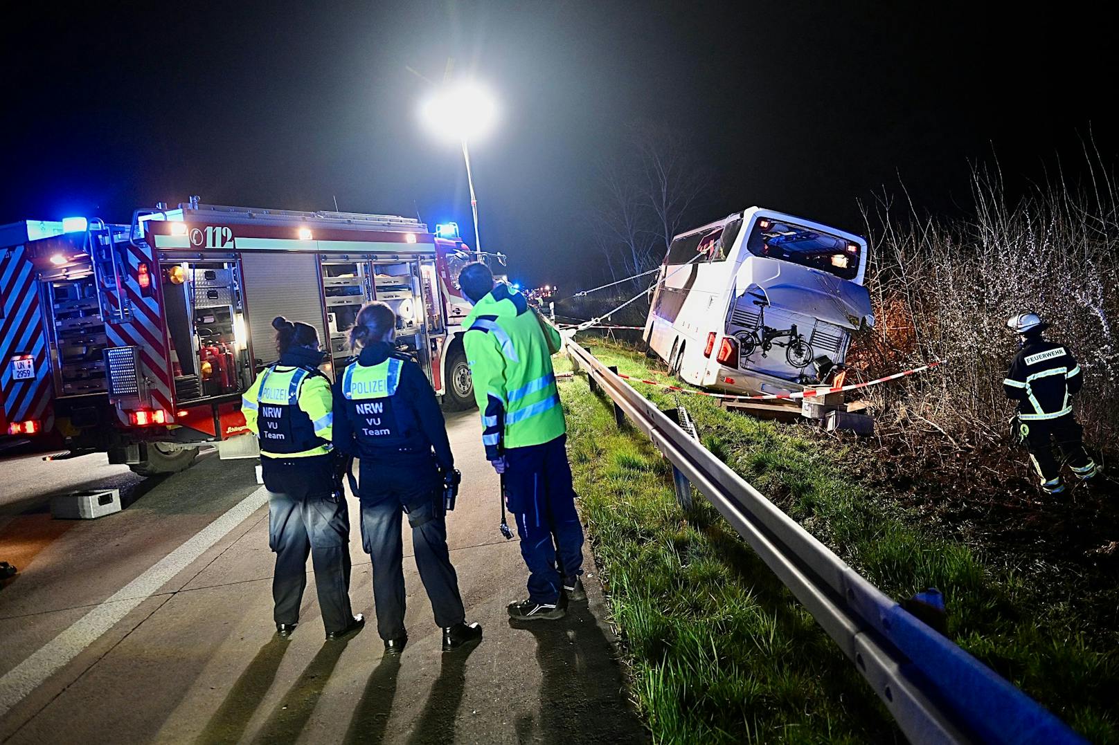 Bei einem Busunglück auf der Autobahn 44 in Nordrhein-Westfalen sind in der Nacht zu Freitag mehr als 20 Menschen verletzt worden.