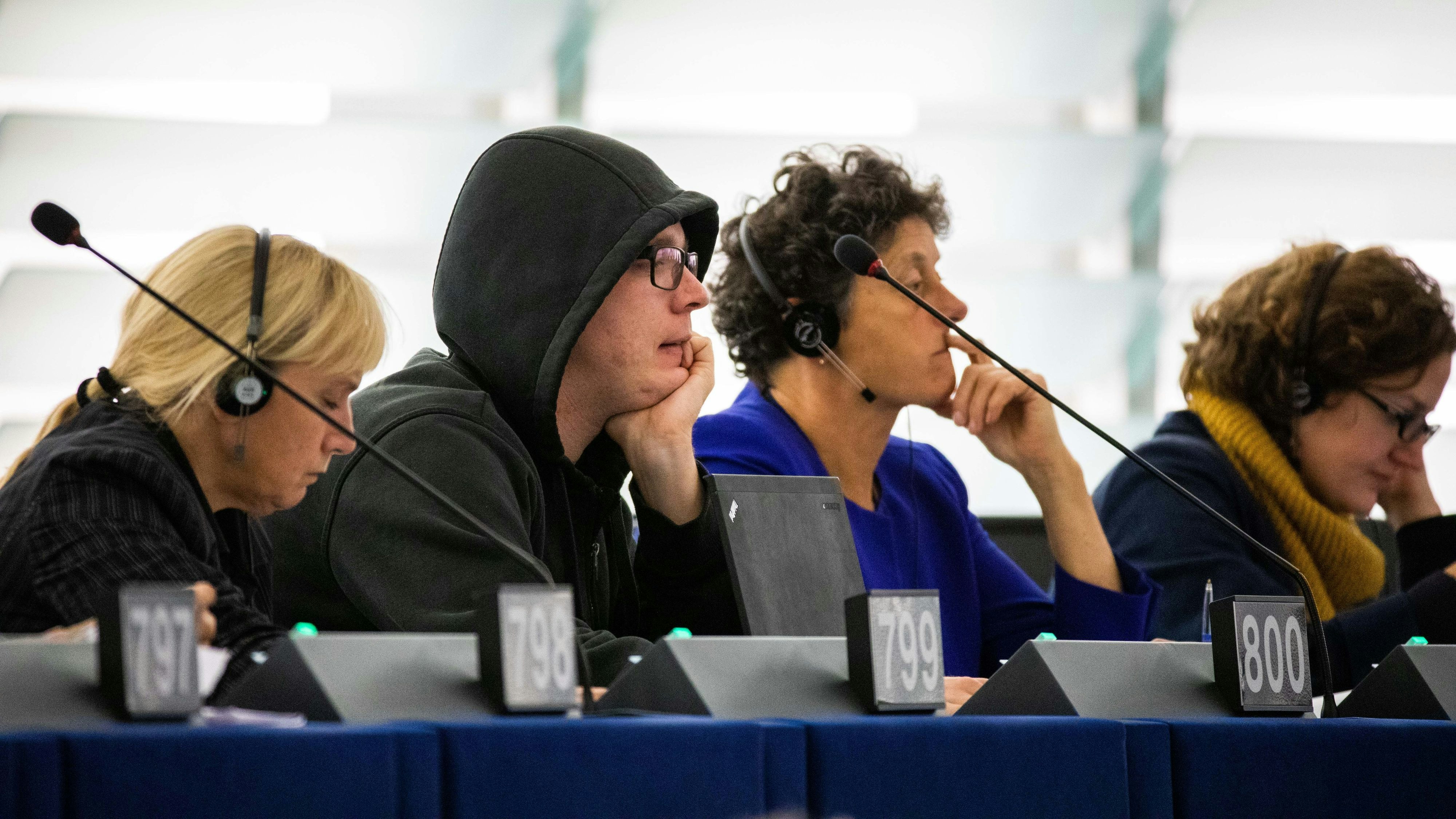 Nico Semsrott 2019 während einer Plenarsitzung 2019.