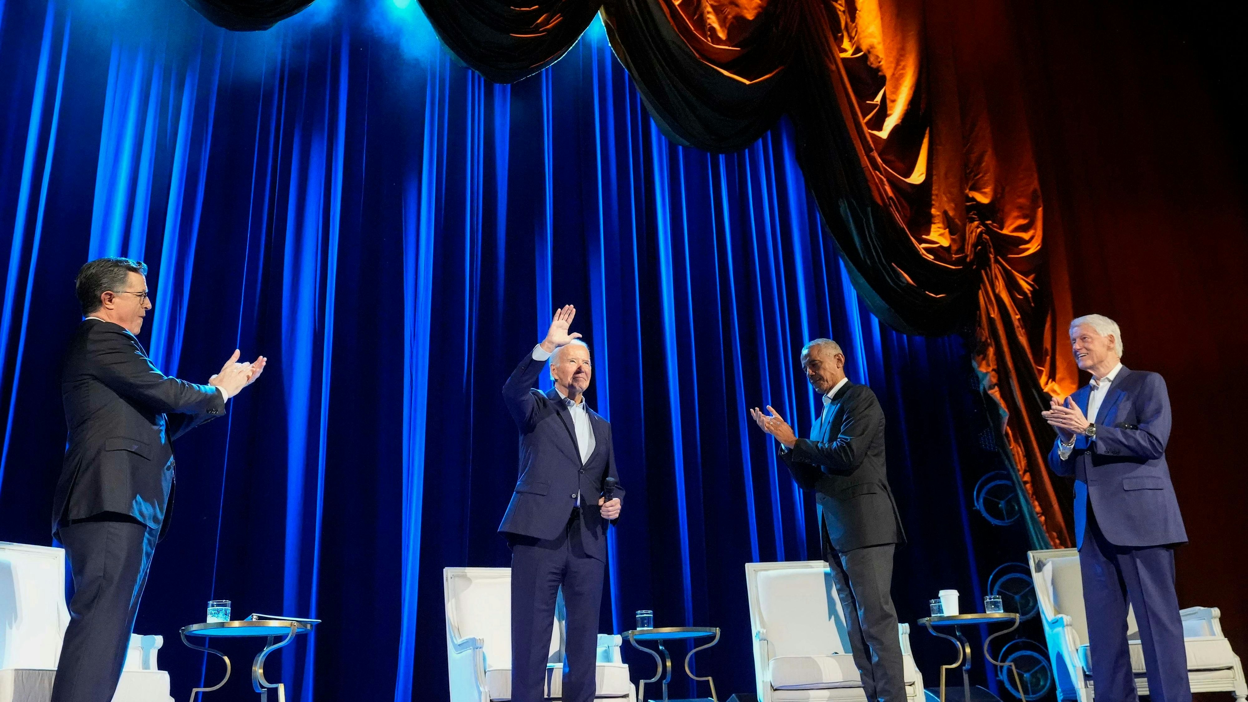 Es ist Wahlkampf: Seine Vorgänger Obama und Clinton sowie US-Talkmaster Colbert applaudieren US-Präsident Joe Biden.