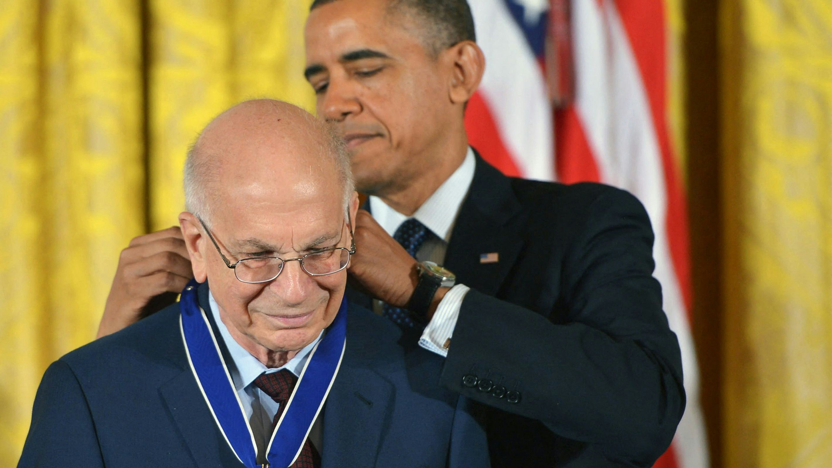 US-Präsident Barack Obama überreicht am 20. November 2013 die "Medal of Freedom" an Wirtschafts-Nobelpreisträger Daniel Kahneman
