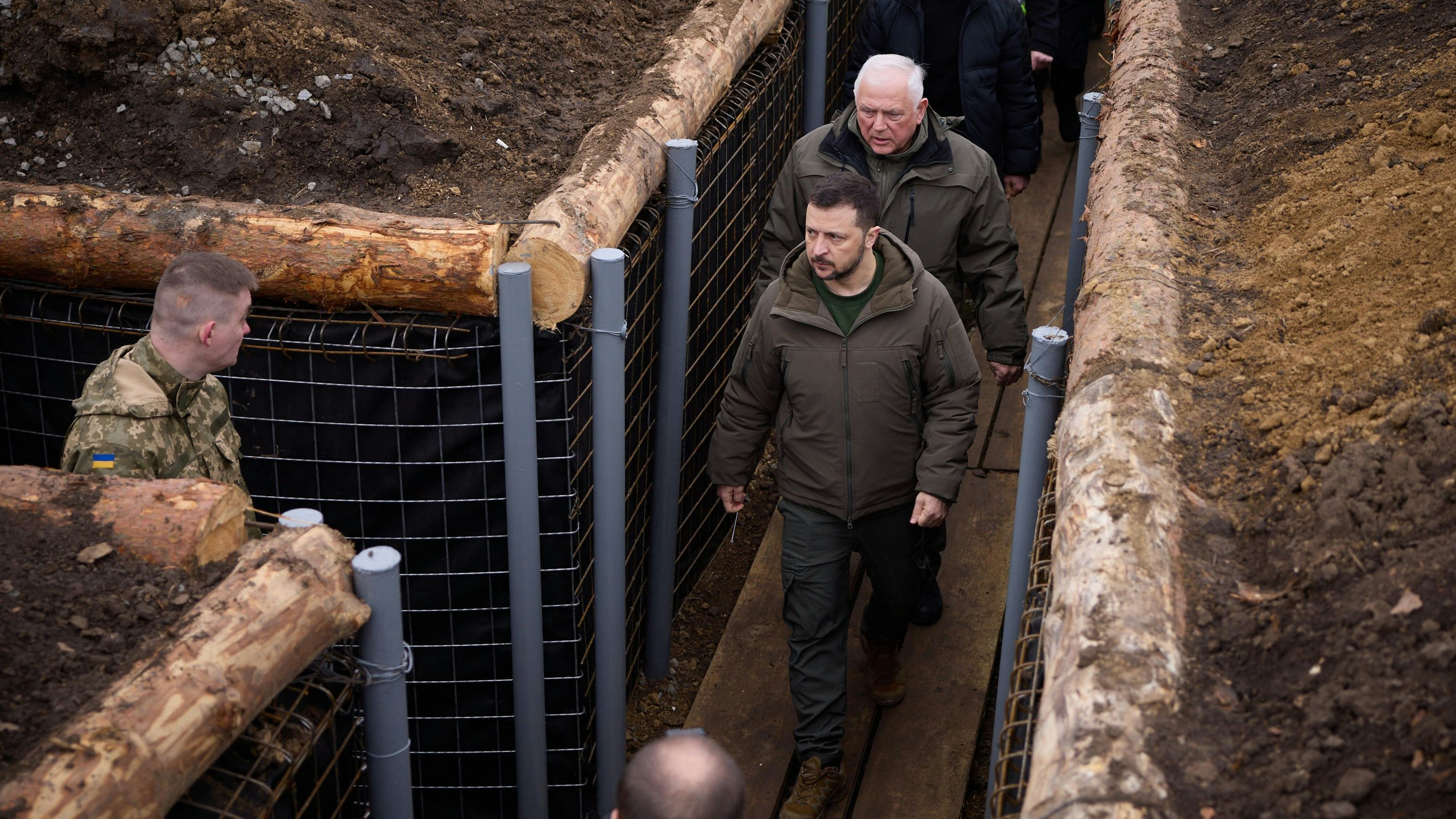 Download von www.picturedesk.com am 29.03.2024 (07:49).  *** SERVICEBILD *** TOPSHOT - This handout photograph taken and released by Ukrainian Presidential press service on March 27, 2024, shows Ukraine's President Volodymyr Zelensky (C) walking along trenches on the location of the 117th separate brigade of territorial defence in the Sumy region, amid the Russian invasion of Ukraine. (Photo by Handout / UKRAINIAN PRESIDENTIAL PRESS SERVICE / AFP) / RESTRICTED TO EDITORIAL USE - MANDATORY CREDIT "AFP PHOTO /Ukrainian Presidential press service " - NO MARKETING NO ADVERTISING CAMPAIGNS - DISTRIBUTED AS A SERVICE TO CLIENTS - 20240327_PD5836 - Rechteinfo: Servicebild (SB) Bei diesem Bild ist PictureDesk ausschließlich technischer Dienstleister und stellt eine technische Bearbeitungsgebühr in Rechnung. PictureDesk ist weder Urheber noch Rechteinhaber. Die Nutzung liegt in alleiniger Verantwortung des Kunden. Nur für redaktionelle Nutzung! Werbliche Nutzung erfordert Freigabe: bitte schicken Sie uns eine Anfrage.