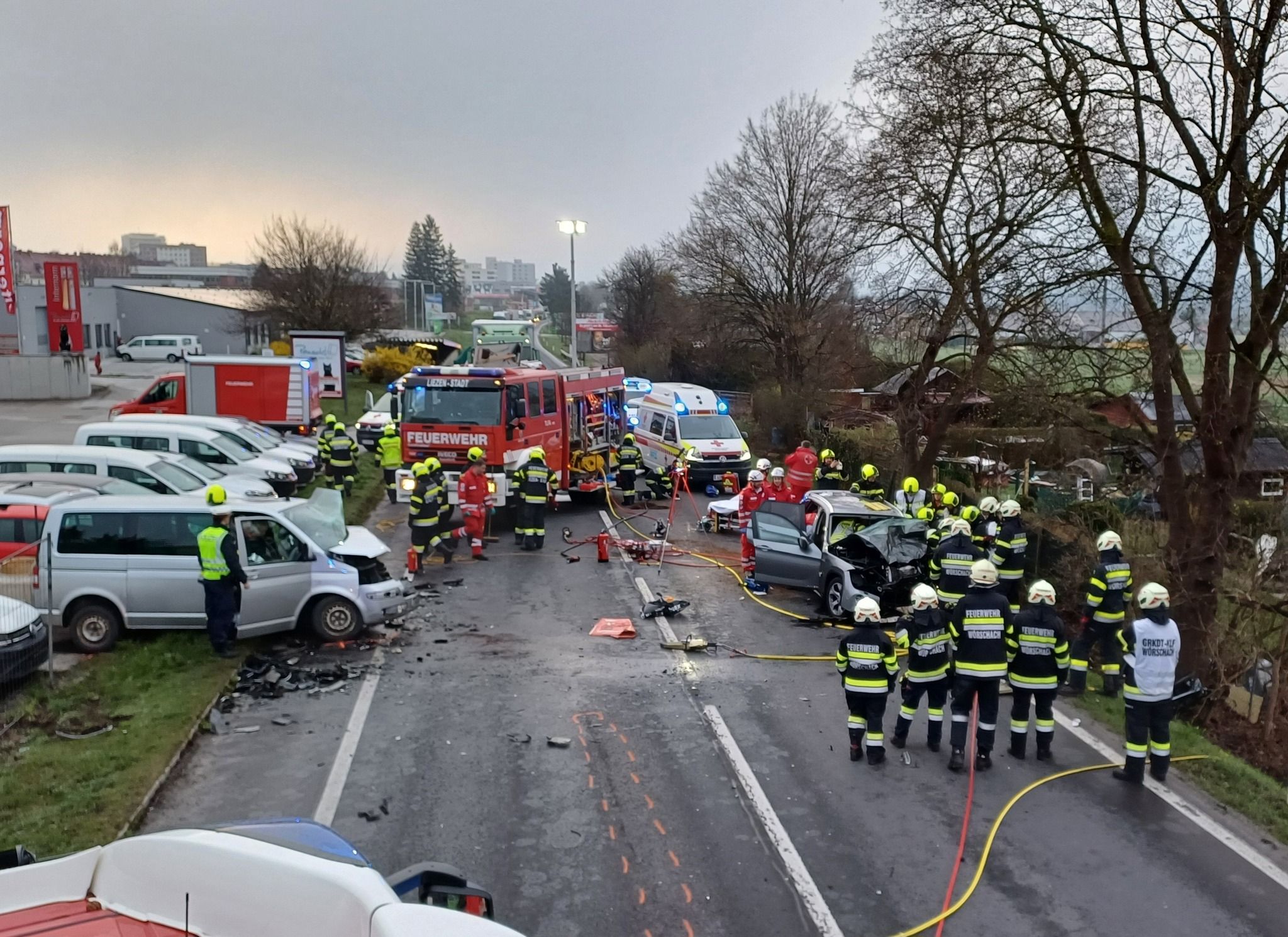 Bei dem Unfall wurden mehrere Personen verletzt.