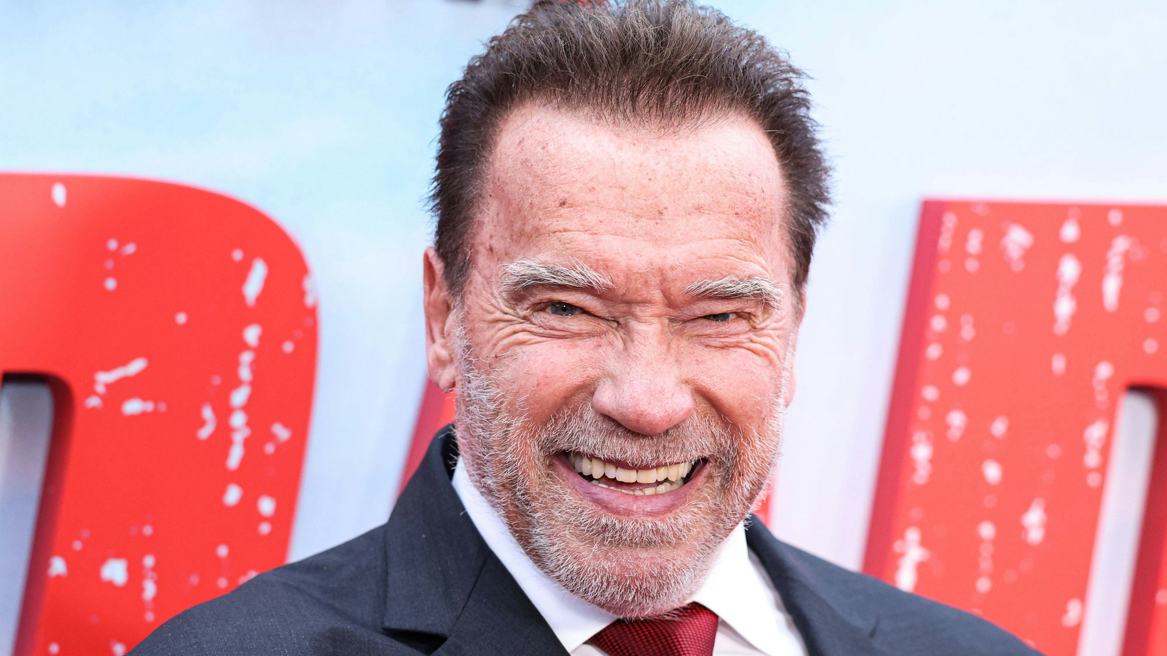 Heute.at - Arnold Schwarzenegger scherzt mit Bombe nach Herz-OP