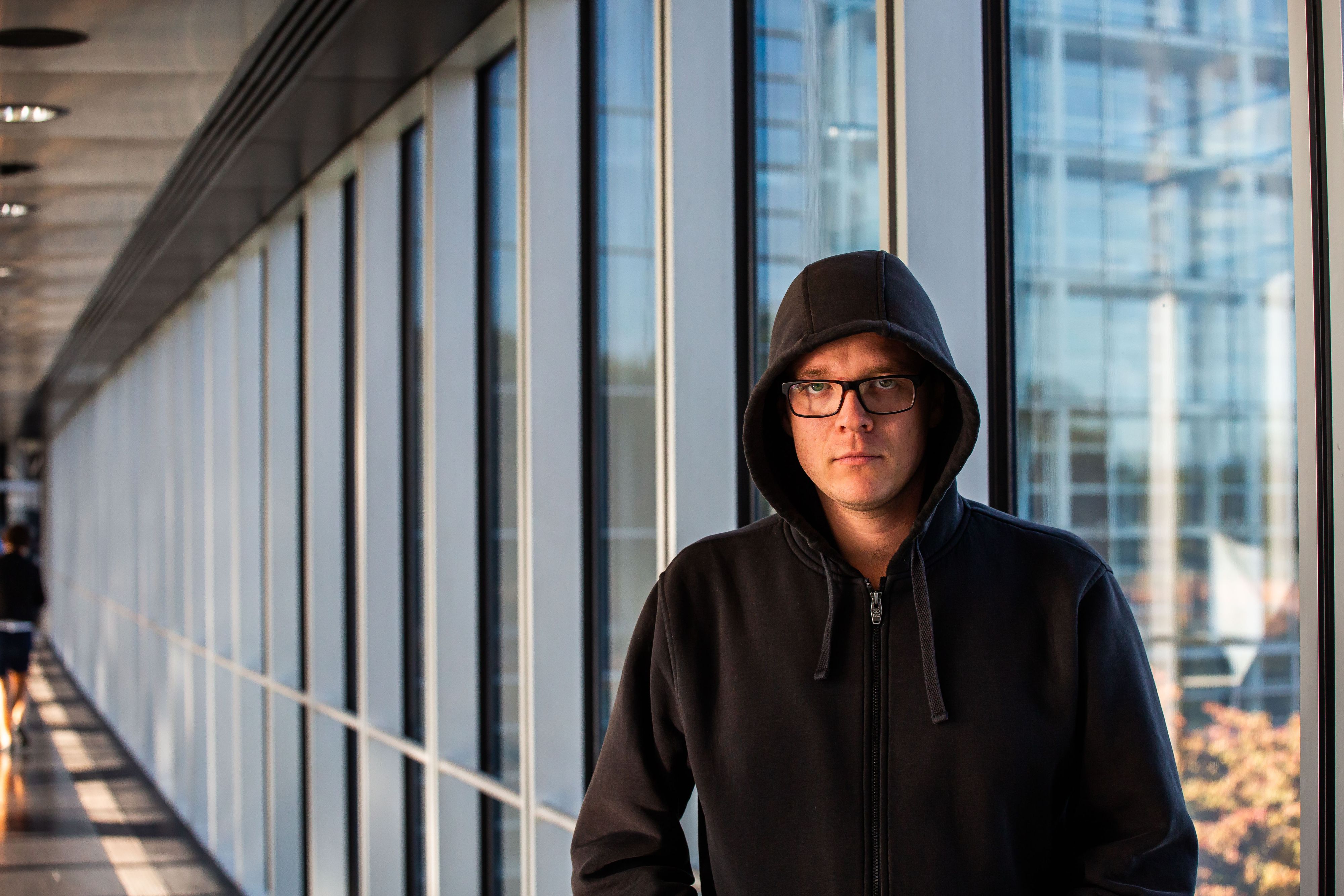 Der deutsche Satiriker Nico Semsrott am Anfang seiner EU-Karriere im September 2019. Er will keinesfalls nochmal zur Wahl antreten.