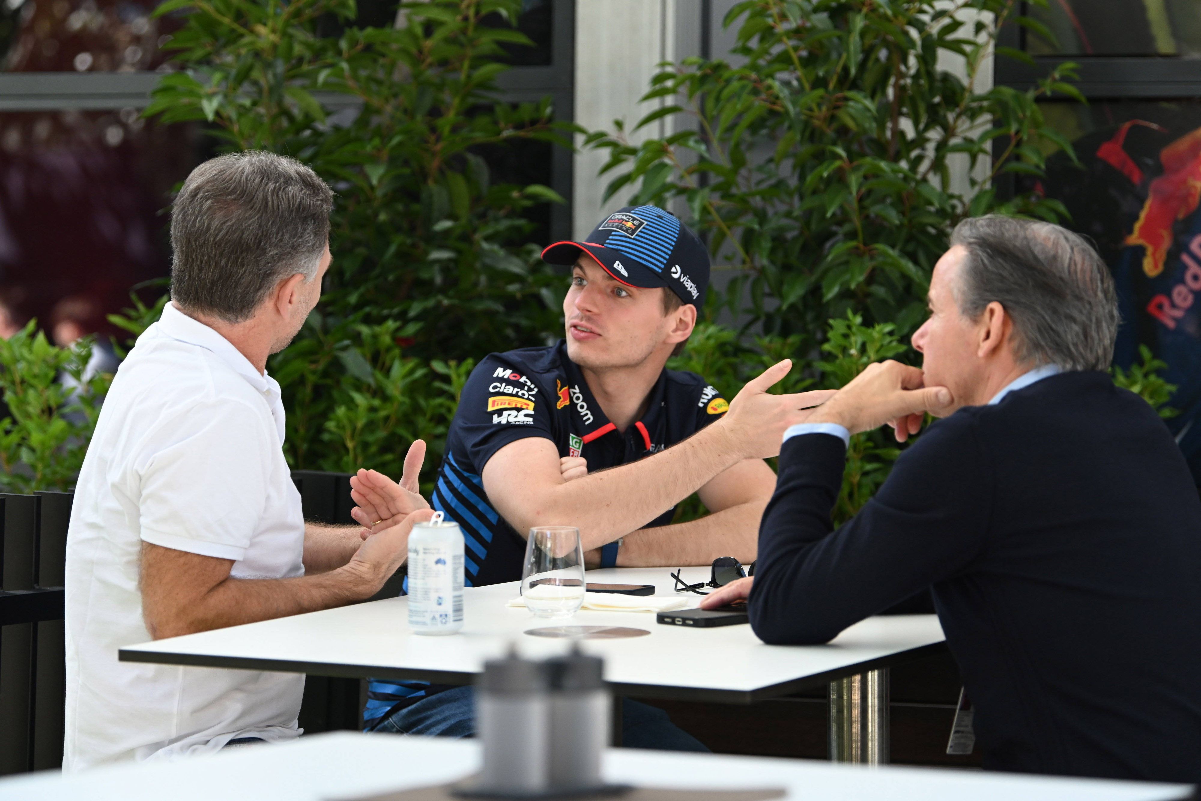 Red-Bull-Star Max Verstappen und sein Manager Raymond Vermeulen (rechts). 