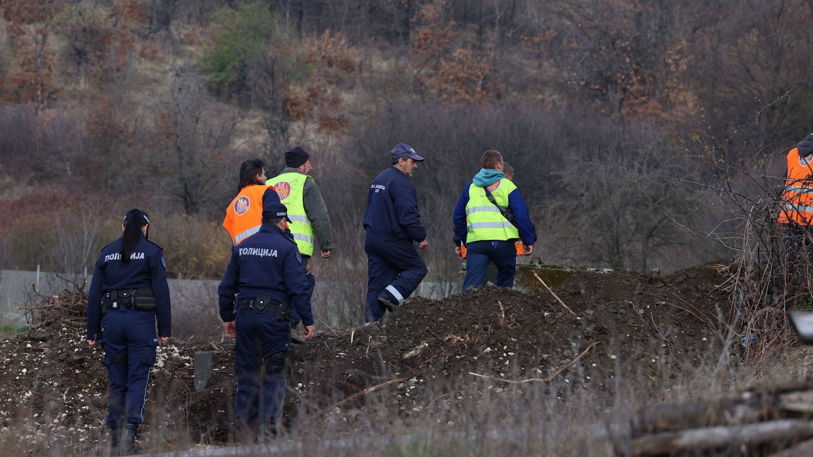 Einsatzkräfte der Polizei durchkämmen jeden Quadratzentimeter rund um die Siedlung Banjsko polje auf der Suche nach der vermissten Danka.