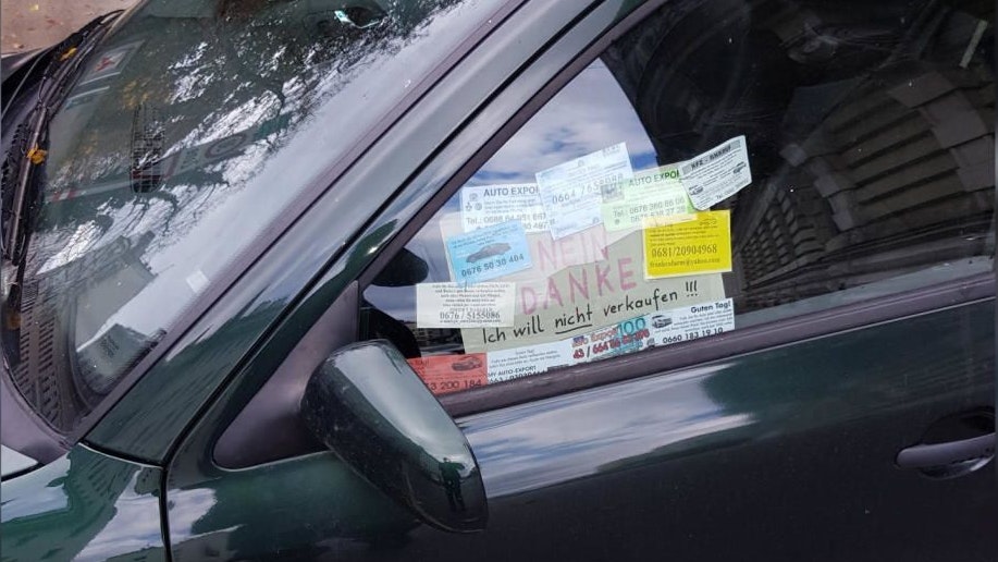 Zur Hochblüte der Kärtchenstecker griffen Autobesitzer zu kreativen Gegenmaßnahmen. (Archivbild).