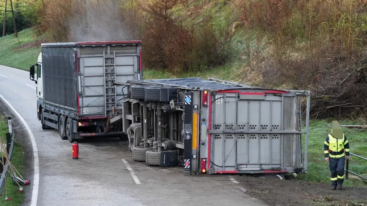 Heute.at - Tausende Hühner im Anhänger, plötzlich kippt Lkw um