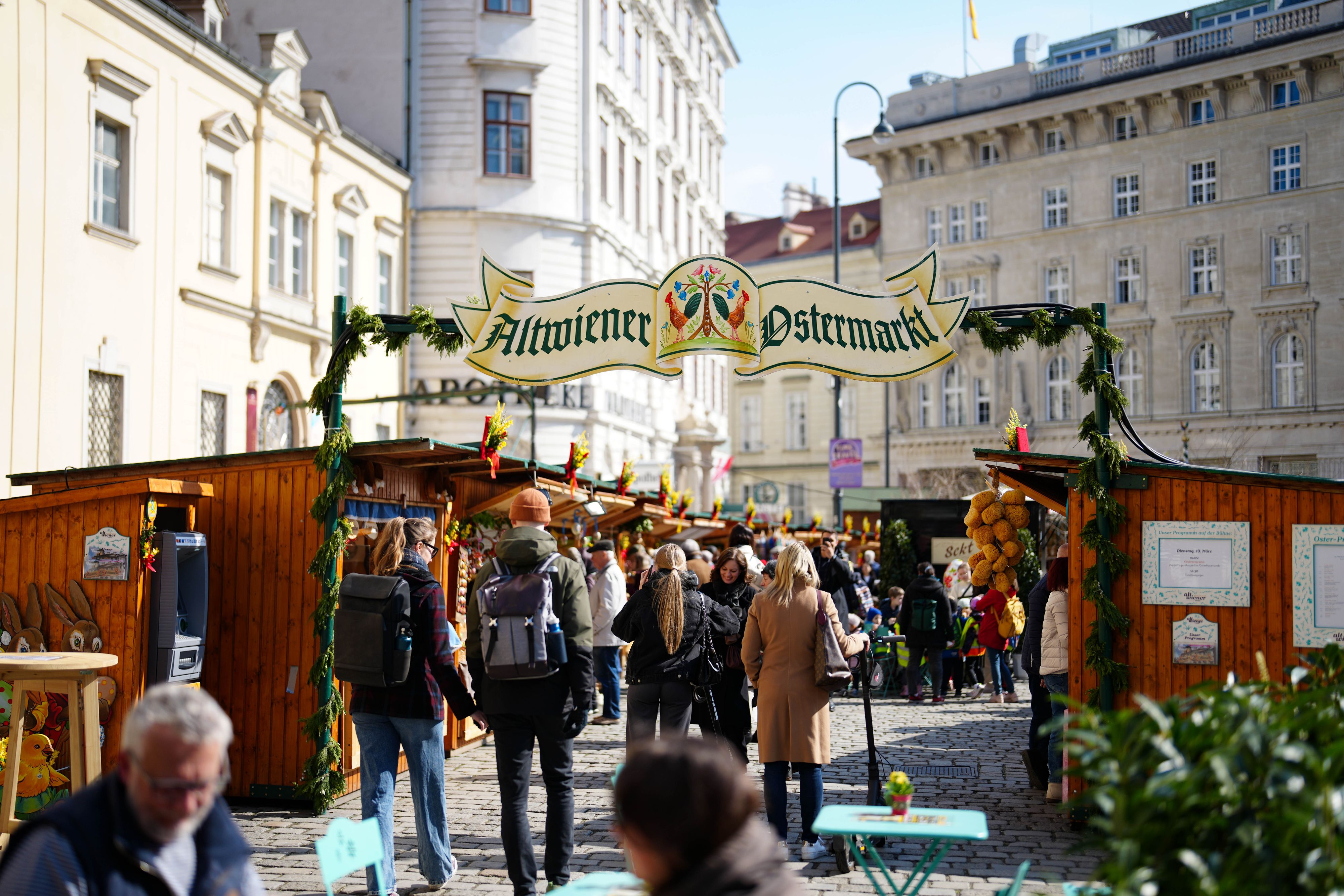 Die vier Tatverdächtigen schlugen am Ostermarkt in Wien zu.