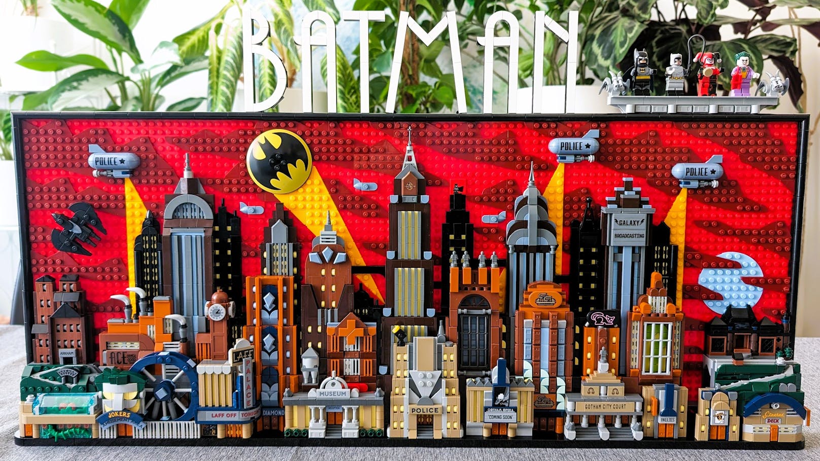 Das LEGO-Set 76271 "Batman: Die Zeichentrickserie Gotham City" ist eine fabelhafte Hommage an die Serie und vor allem dessen Intro, aber auch ein Feuerwerk kreativer Ideen.