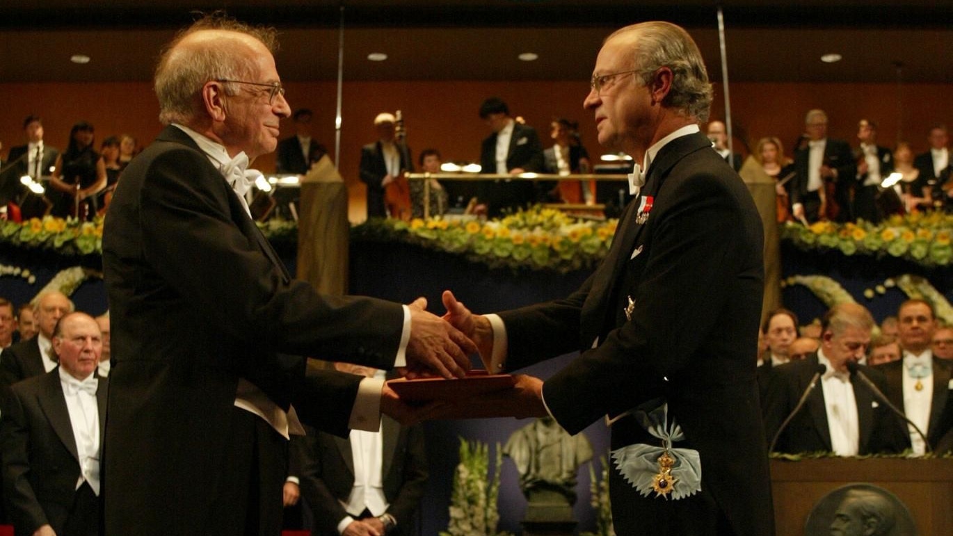 Daniel Kahneman erhält am 10. December 2002 aus der Hand von Schwedens König Carl Gustaf den Nobelpreis für Wirtschaft