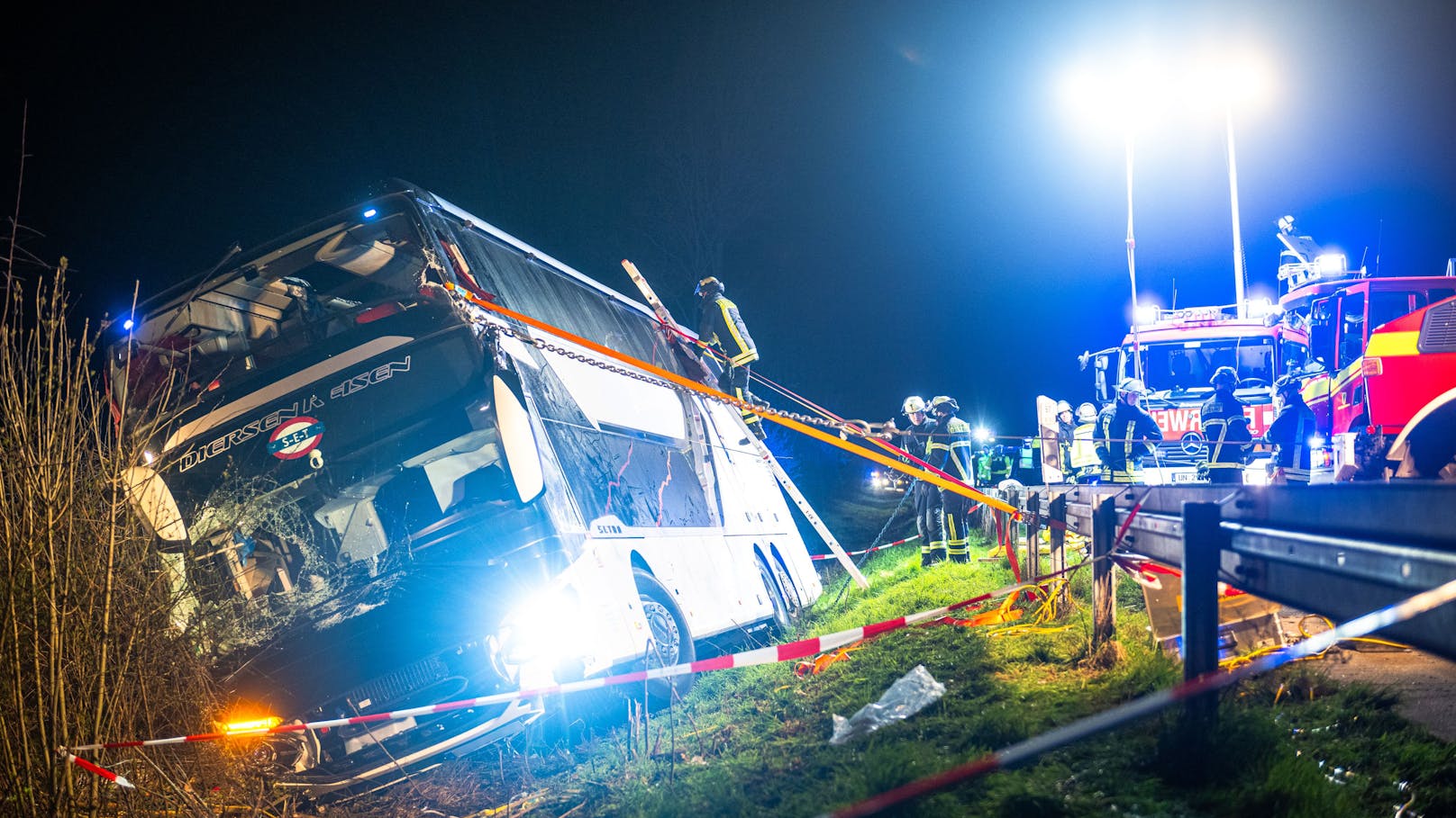 Erneut schwerer Busunfall in Deutschland – 21 Verletzte