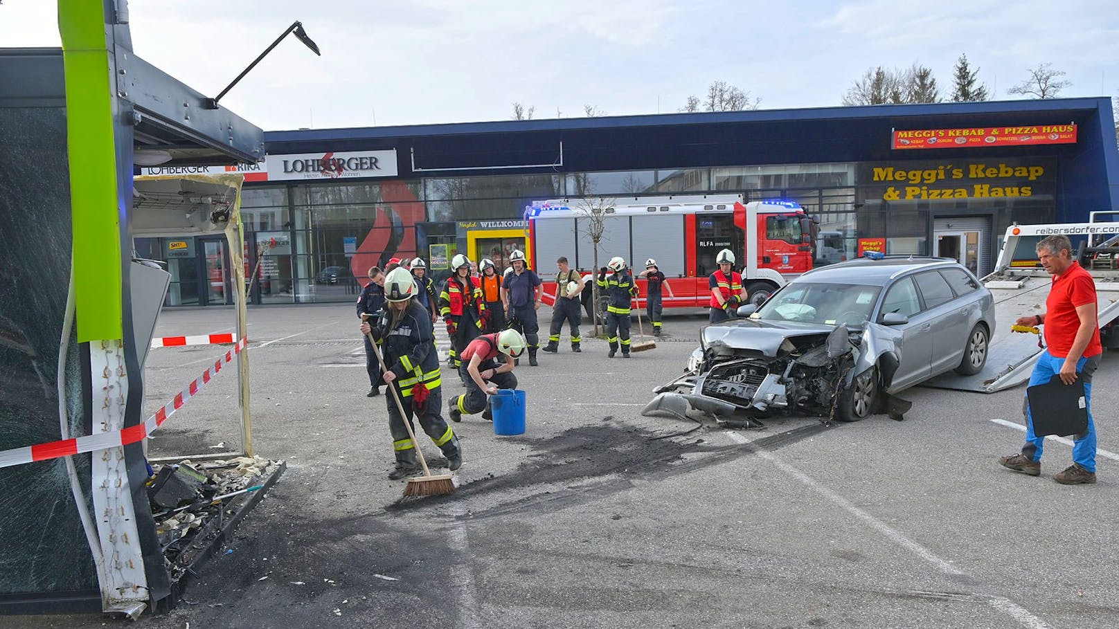 Audi-Lenker rast auf Parkplatz in Bistro-Box