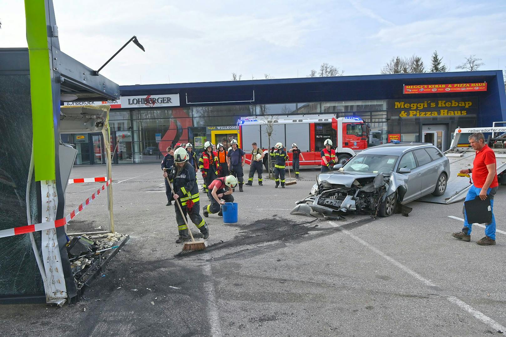Spektakulärer Unfall am Samstag im Stadtgebiet von Mattighofen! Ein Audi-Lenker ist aus bisher ungeklärter Ursache in eine Bistro-Box gekracht.