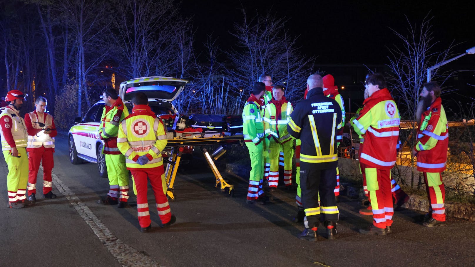 Ein Großeinsatz der Rettungskräfte lief in der Nacht auf Samstag an der Donau, nachdem ein Kreuzfahrtschiff bei Aschach an der Donau (Bezirk Eferding) offenbar den Schleusenbereich gerammt hat.