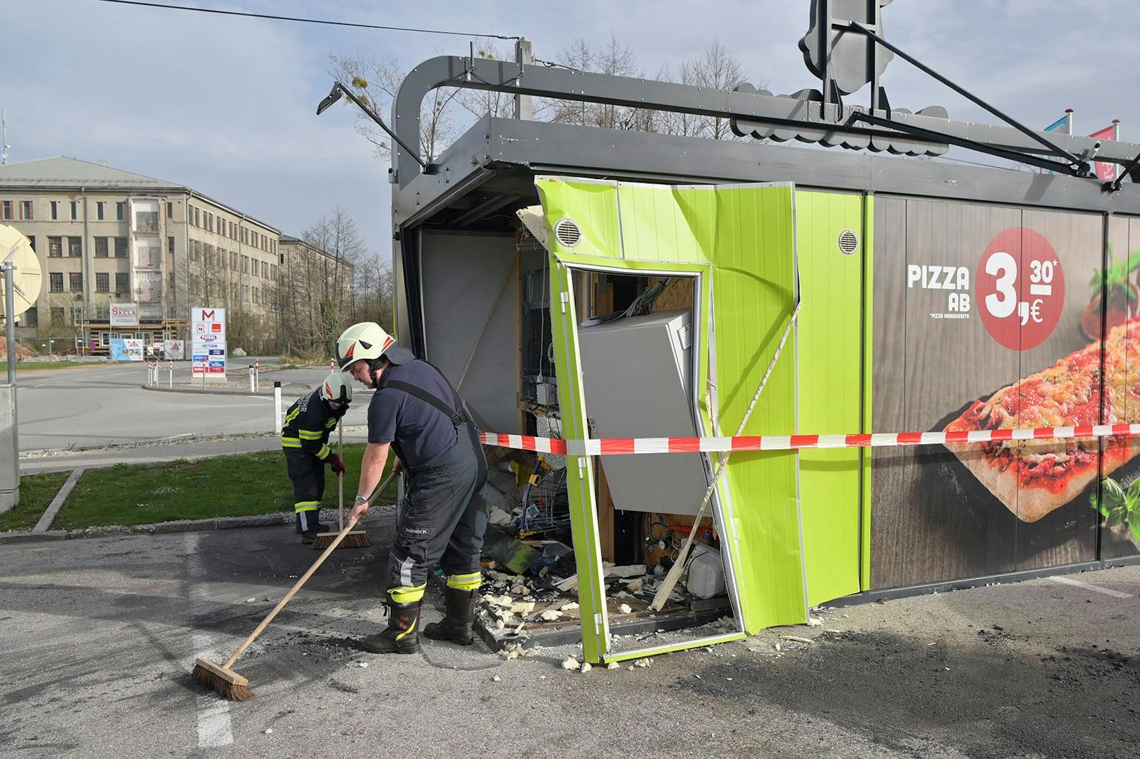 Spektakulärer Unfall am Samstag im Stadtgebiet von Mattighofen! Ein Audi-Lenker ist aus bisher ungeklärter Ursache in eine Bistro-Box gekracht.