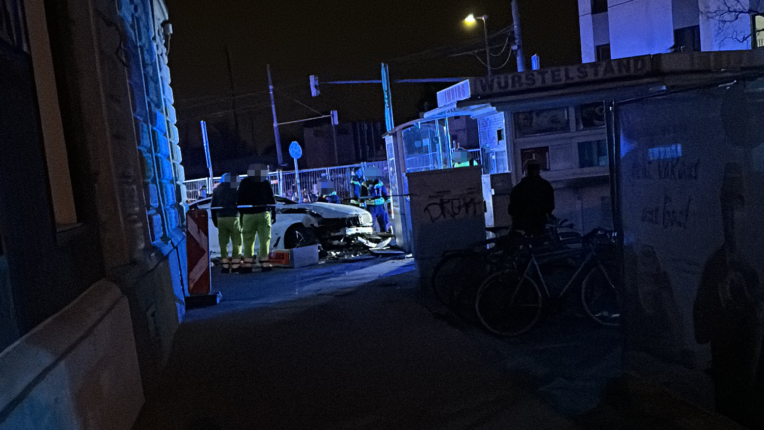 Schwerer Verkehrsunfall im 20. Bezirk. Mitten in der Nacht krachte ein Autofahrer in eine Hauswand.