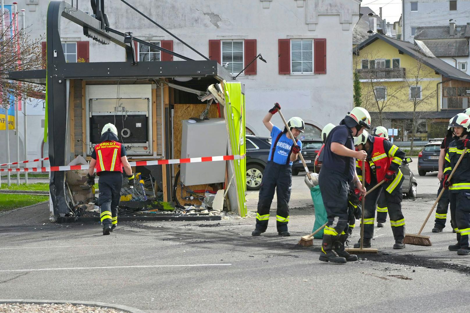 Spektakulärer Unfall am Samstag im Stadtgebiet von Mattighofen! Ein Audi-Lenker ist aus bisher ungeklärter Ursache in eine Bistro-Box gekracht.