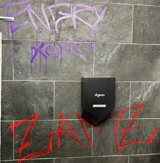 Die junge Frau beschmierte die Wände einer Bar.