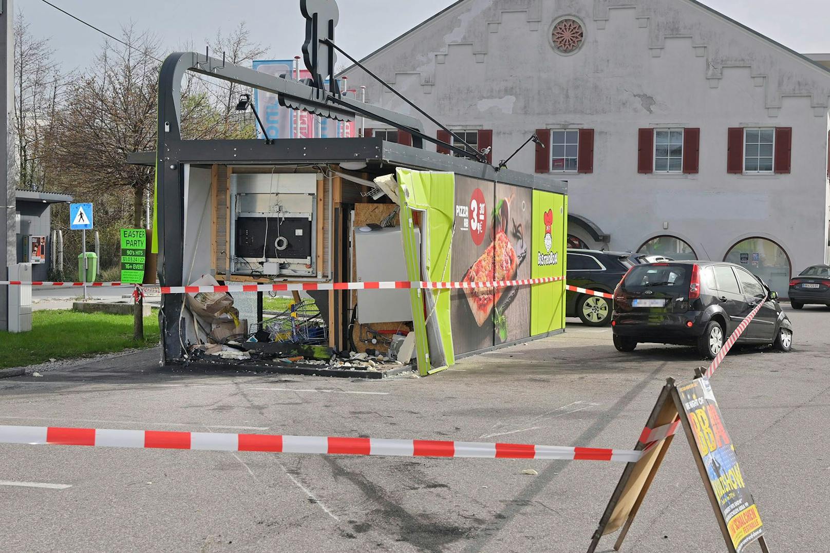 Spektakulärer Unfall am Samstag im Stadtgebiet von Mattighofen! Ein Audi-Lenker ist aus bisher ungeklärter Ursache in eine Bistro-Box gekracht.