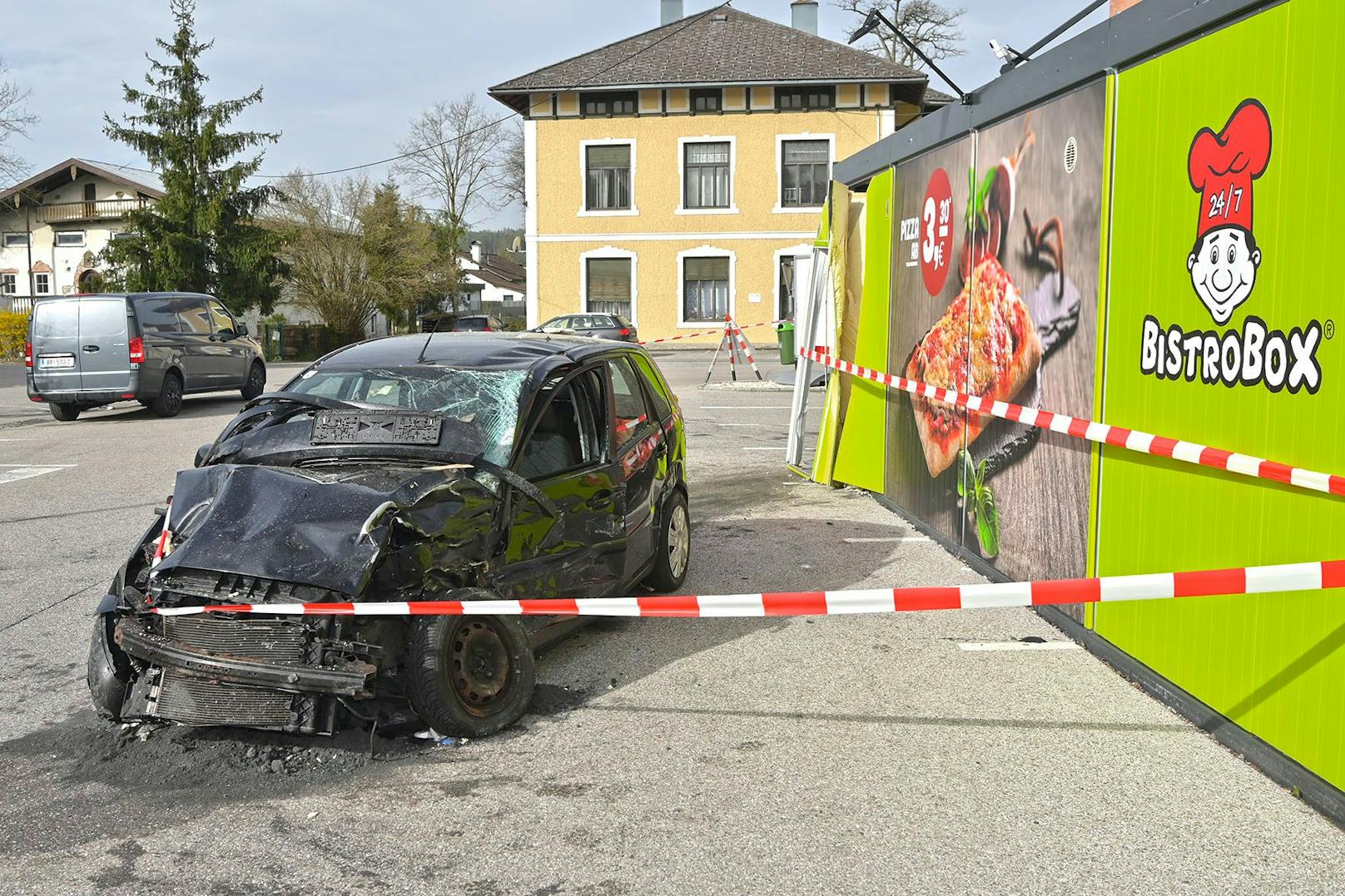 Spektakulärer Unfall am Samstag im Stadtgebiet von Mattighofen! Ein Audi-Lenker ist aus bisher ungeklärter Ursache in eine Bistro-Box gekracht.