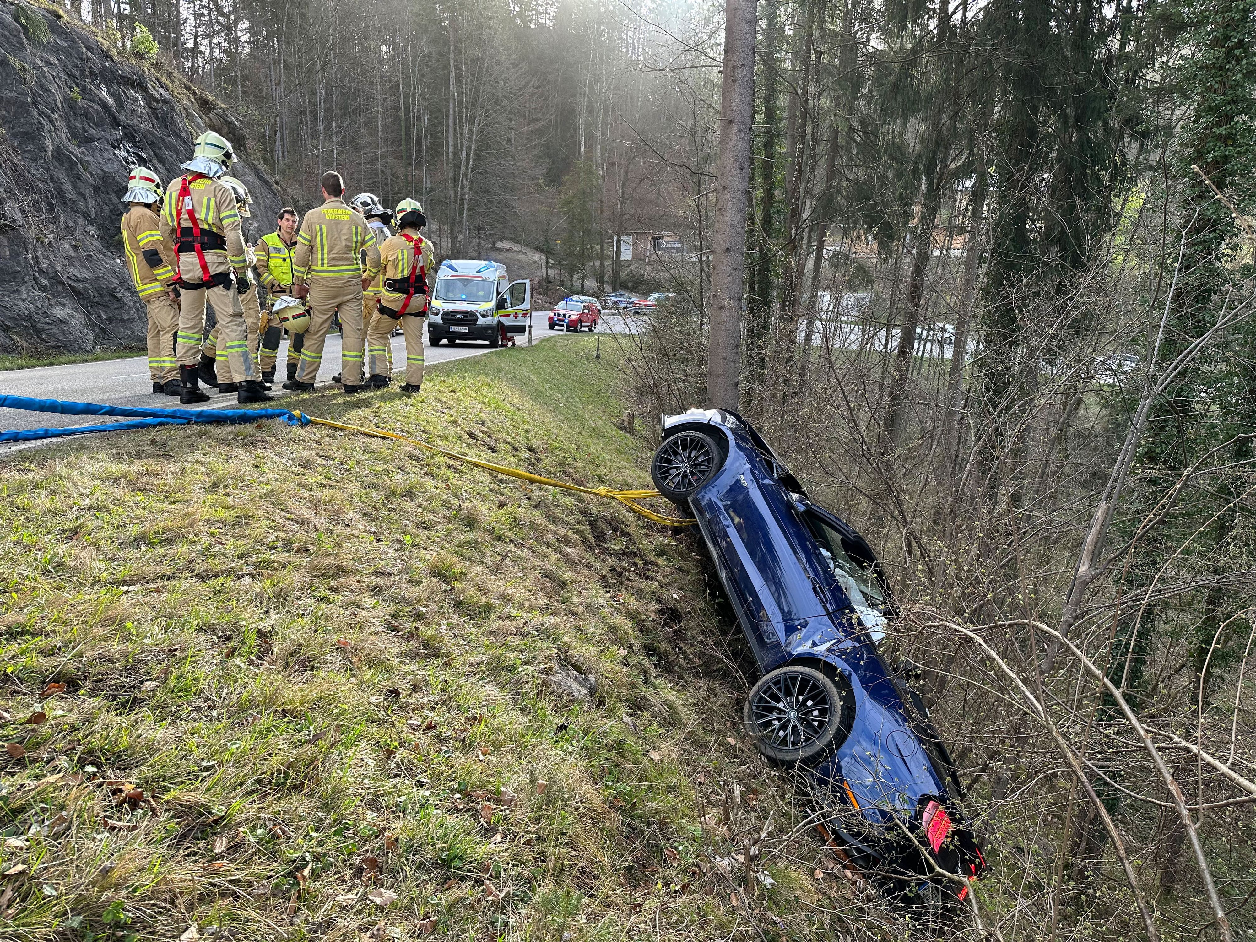 Die Feuerwehr musste das Fahrzeug bergen. 
