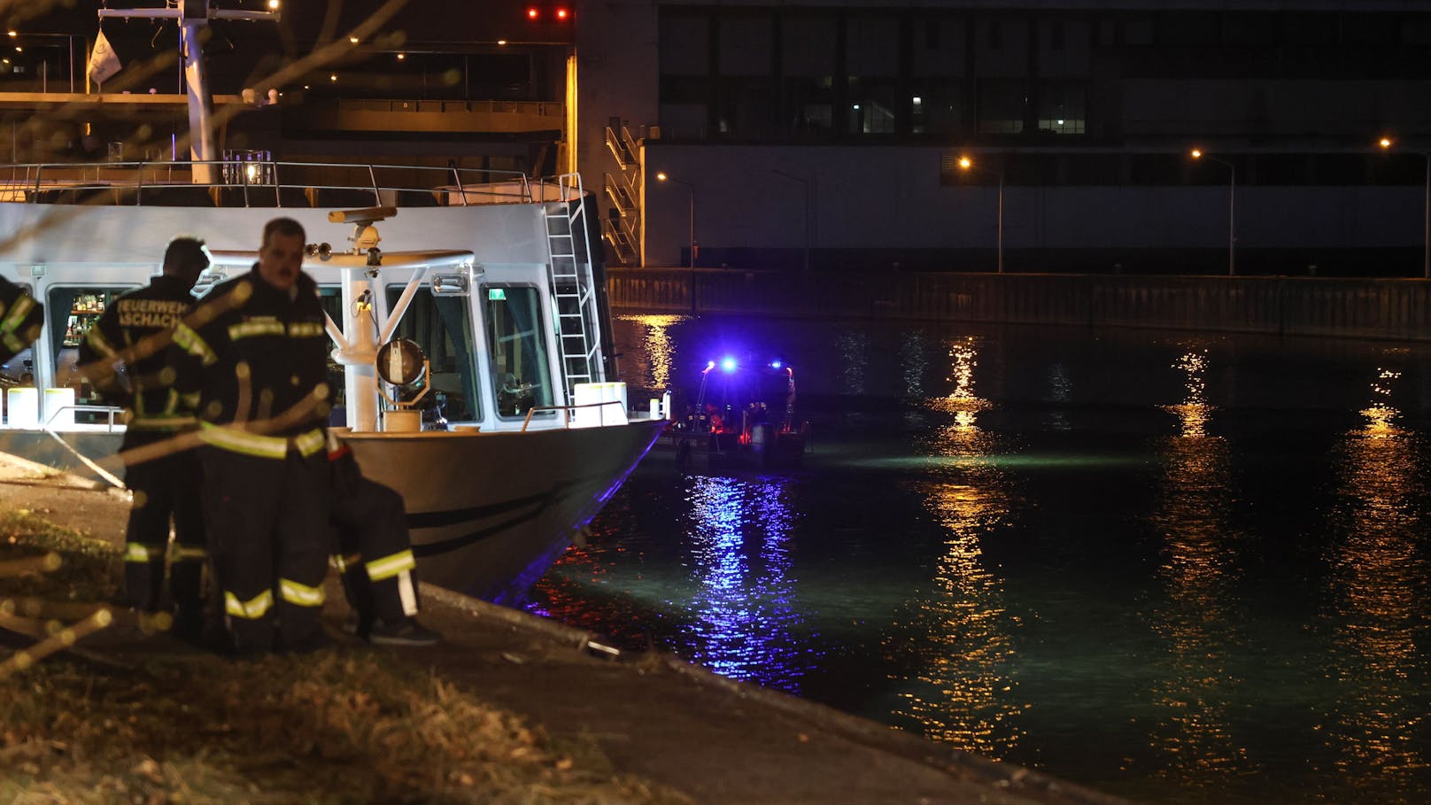 Ein Großeinsatz der Rettungskräfte lief in der Nacht auf Samstag an der Donau, nachdem ein Kreuzfahrtschiff bei Aschach an der Donau (Bezirk Eferding) offenbar den Schleusenbereich gerammt hat.