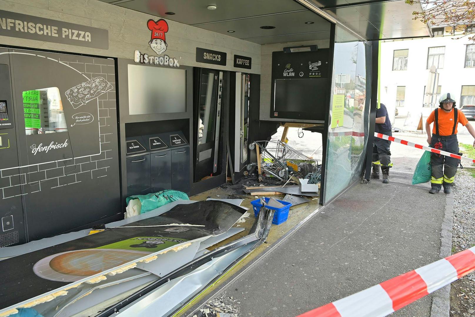 Spektakulärer Unfall am Samstag im Stadtgebiet von Mattighofen! Ein Audi-Lenker ist aus bisher ungeklärter Ursache in eine Bistro-Box gekracht.