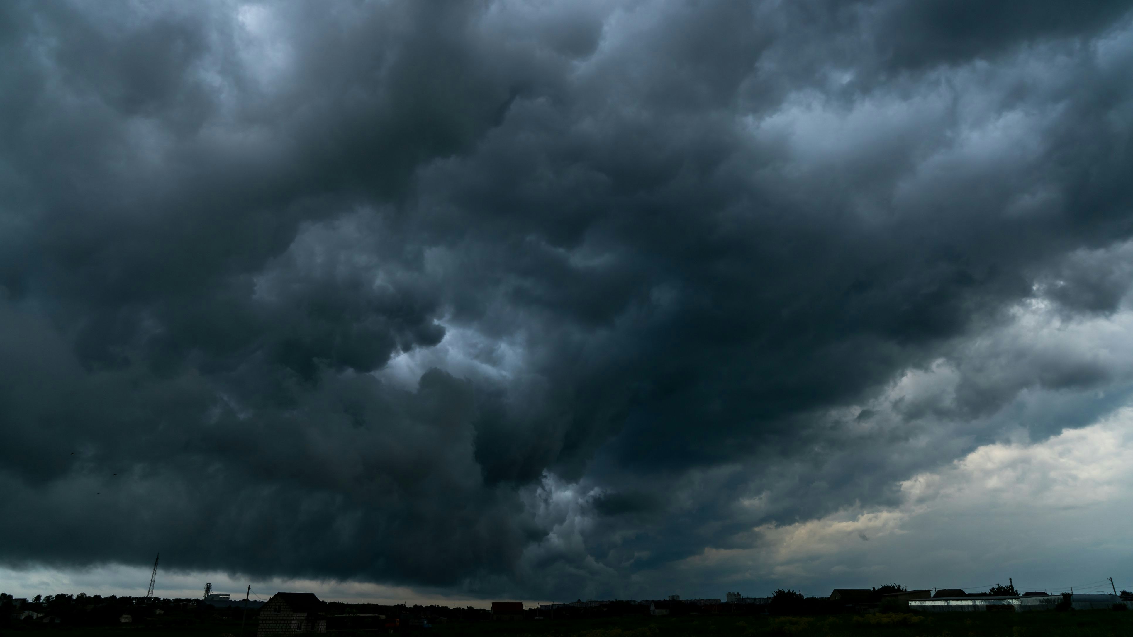 Ein Gewitter zieht am Osterwochenende über Teile Österreichs.