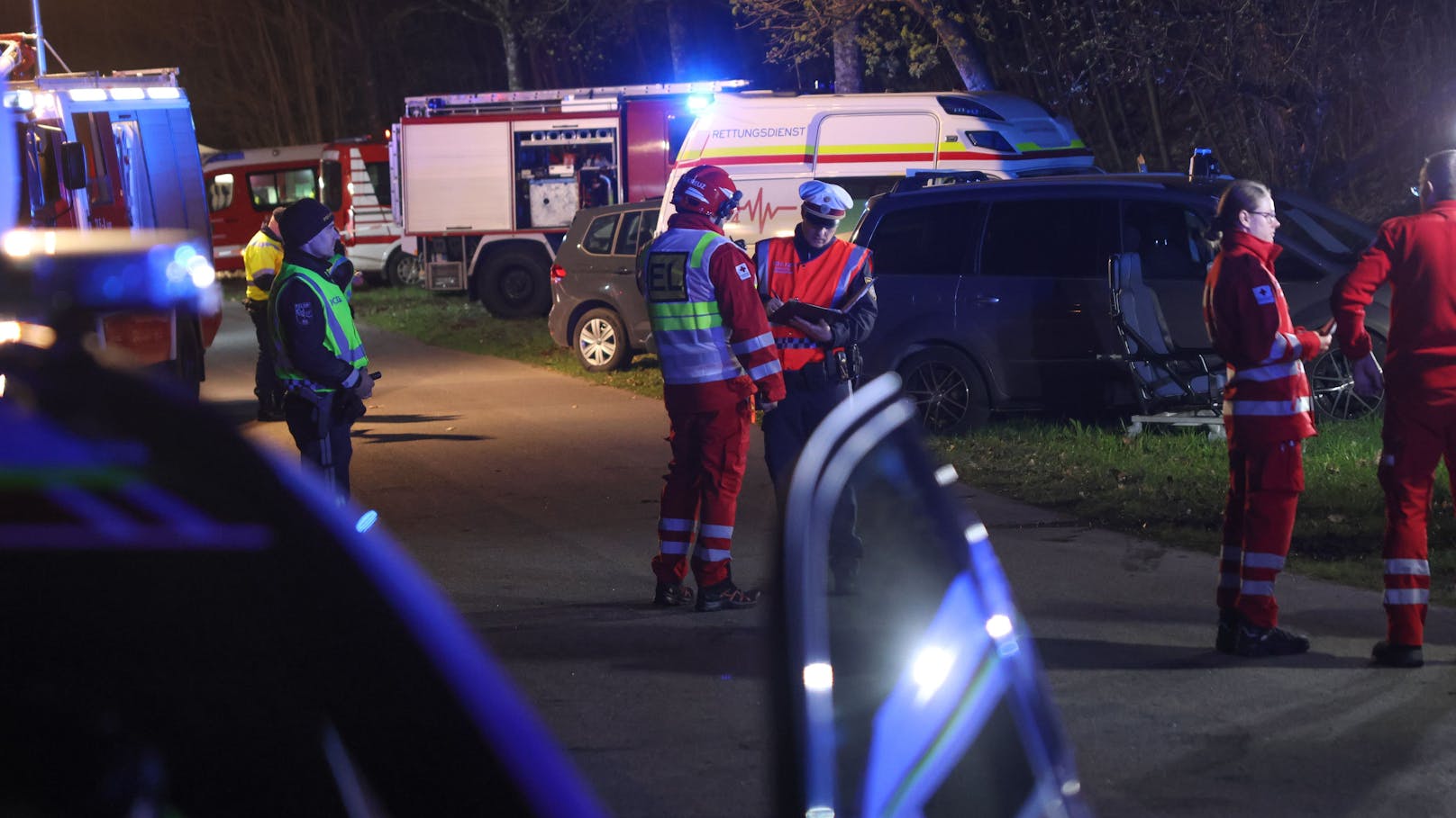 Ein Großeinsatz der Rettungskräfte lief in der Nacht auf Samstag an der Donau, nachdem ein Kreuzfahrtschiff bei Aschach an der Donau (Bezirk Eferding) offenbar den Schleusenbereich gerammt hat.