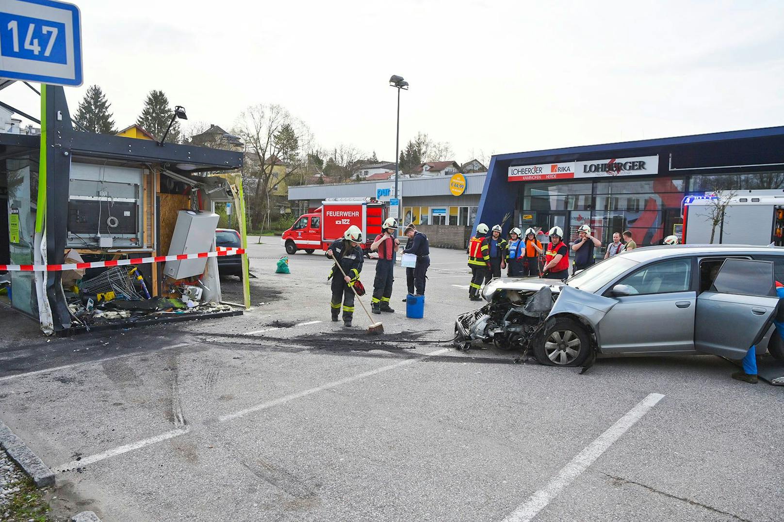 Spektakulärer Unfall am Samstag im Stadtgebiet von Mattighofen! Ein Audi-Lenker ist aus bisher ungeklärter Ursache in eine Bistro-Box gekracht.