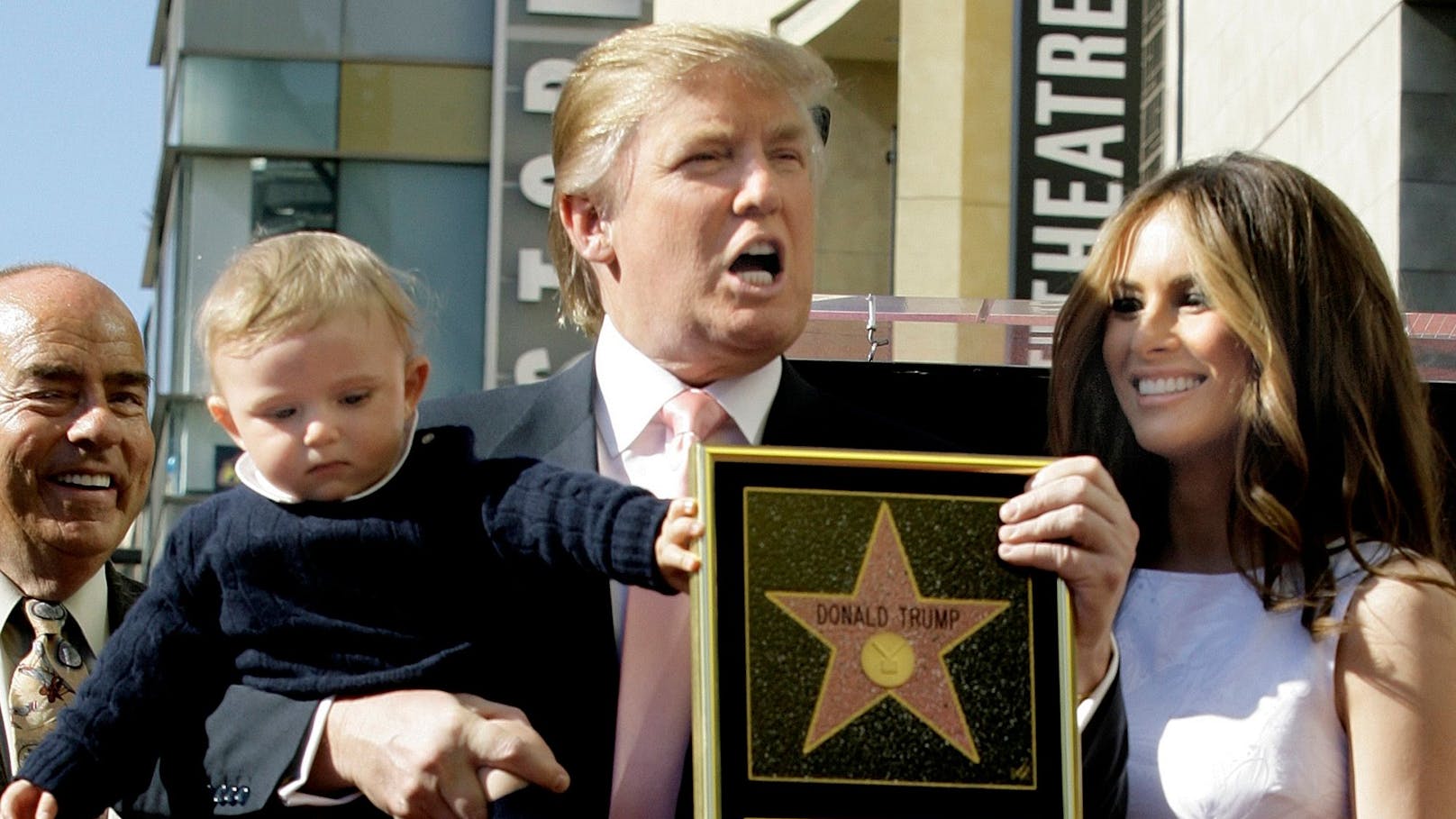 Donald Trump hält seinen damals zehn Monate alten Sohn Barron im Arm, als er seinen Stern für den Walk of Fame erhält.