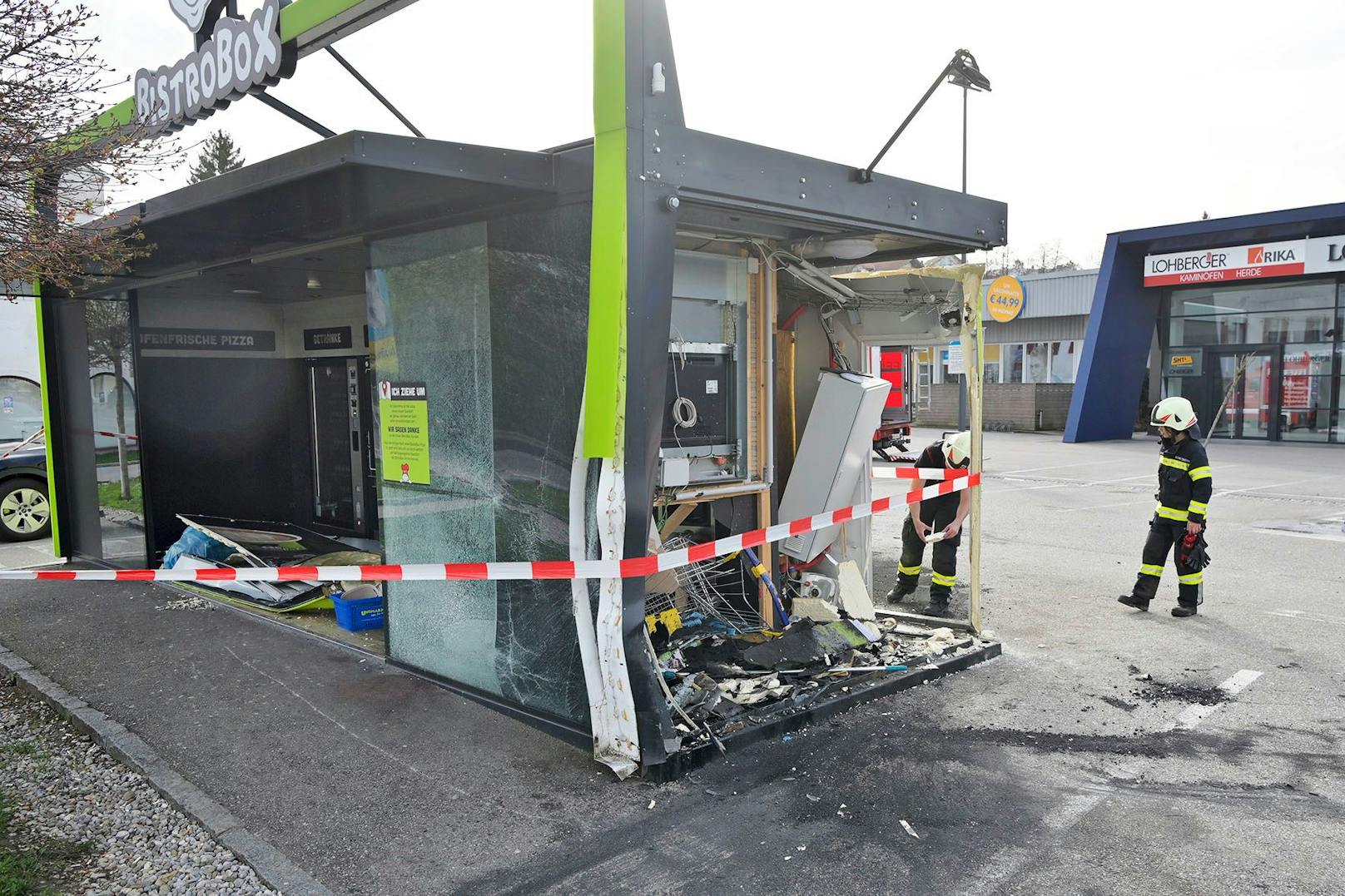 Spektakulärer Unfall am Samstag im Stadtgebiet von Mattighofen! Ein Audi-Lenker ist aus bisher ungeklärter Ursache in eine Bistro-Box gekracht.