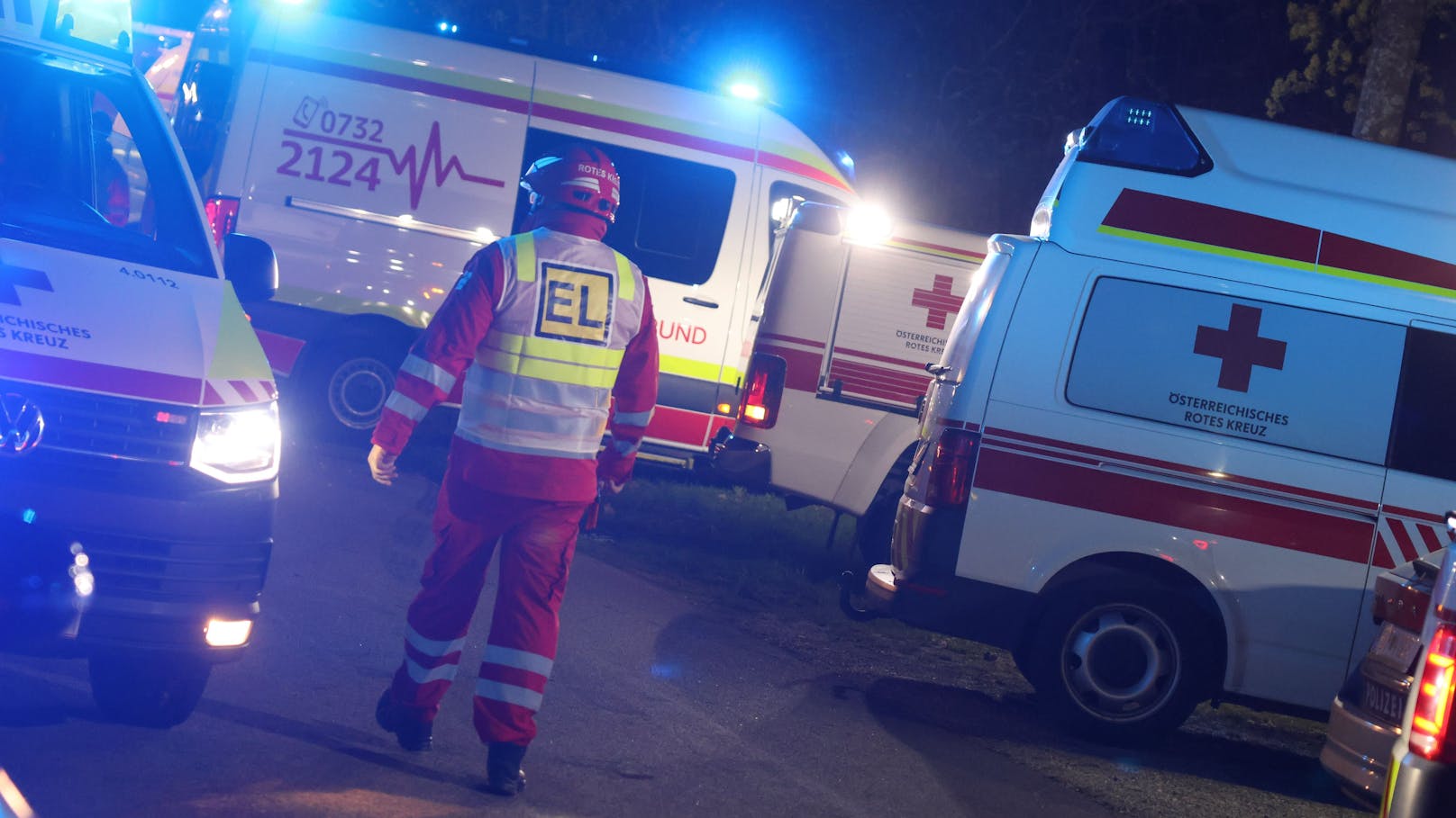 Ein Großeinsatz der Rettungskräfte lief in der Nacht auf Samstag an der Donau, nachdem ein Kreuzfahrtschiff bei Aschach an der Donau (Bezirk Eferding) offenbar den Schleusenbereich gerammt hat.