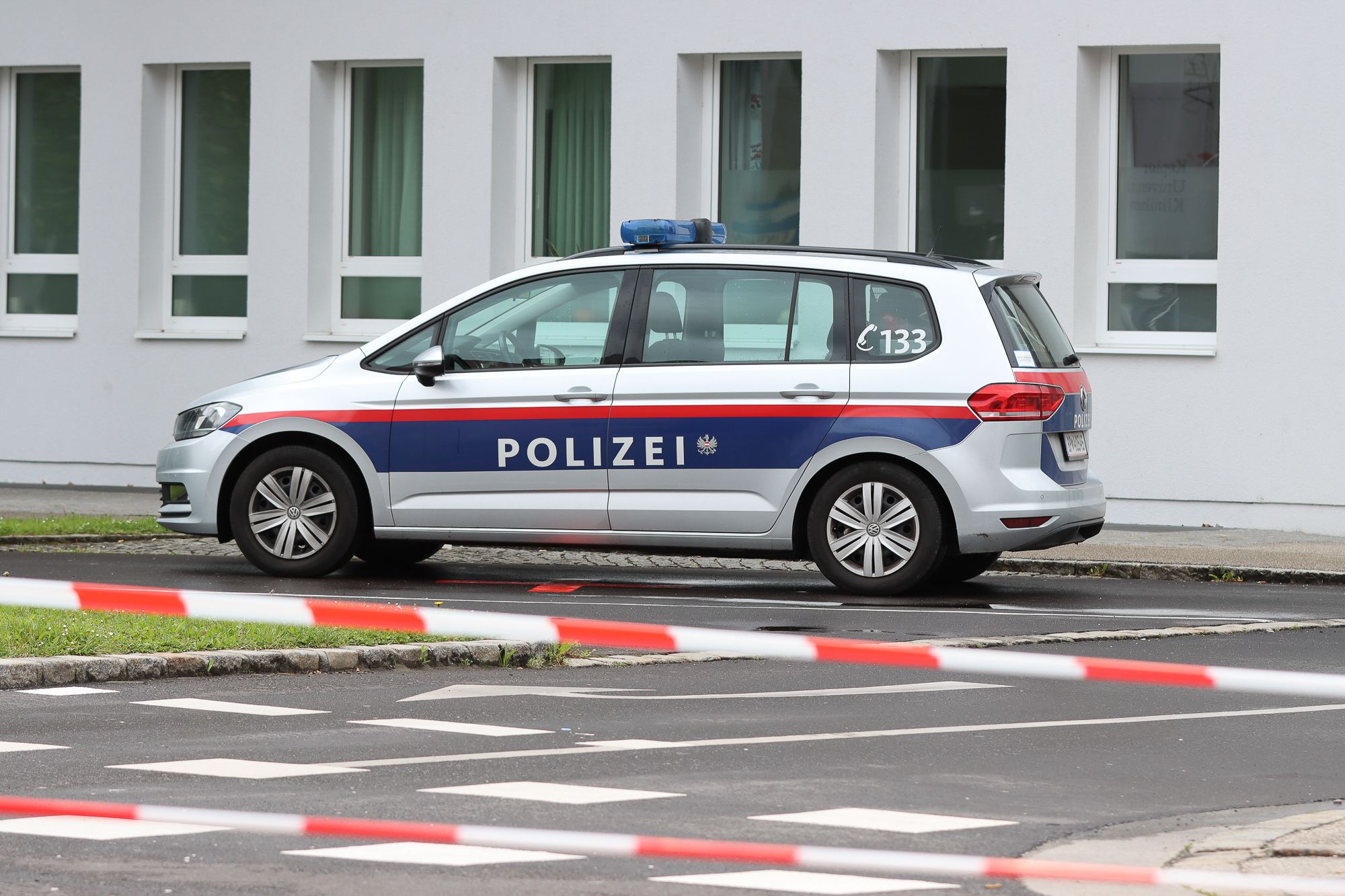Die Polizei sperrte den Bereich großräumig ab. (Symbolbild)