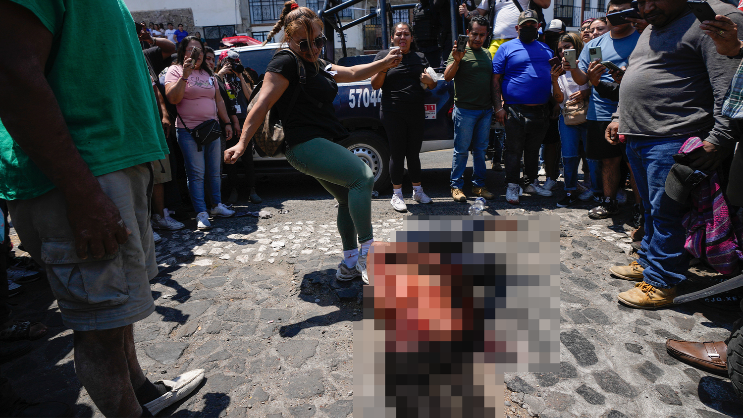 Ein wutentbrannter Mob tritt auf die Verdächtige ein bis, diese stirbt.