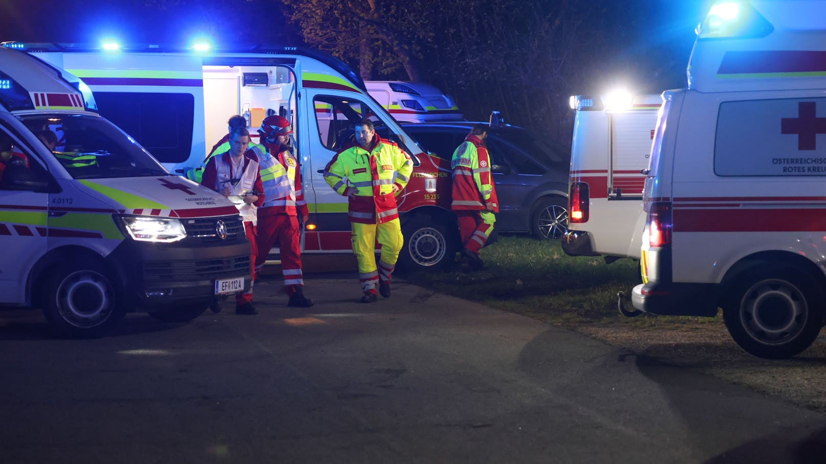 Ein Großeinsatz der Rettungskräfte lief in der Nacht auf Samstag an der Donau, nachdem ein Kreuzfahrtschiff bei Aschach an der Donau (Bezirk Eferding) offenbar den Schleusenbereich gerammt hat.