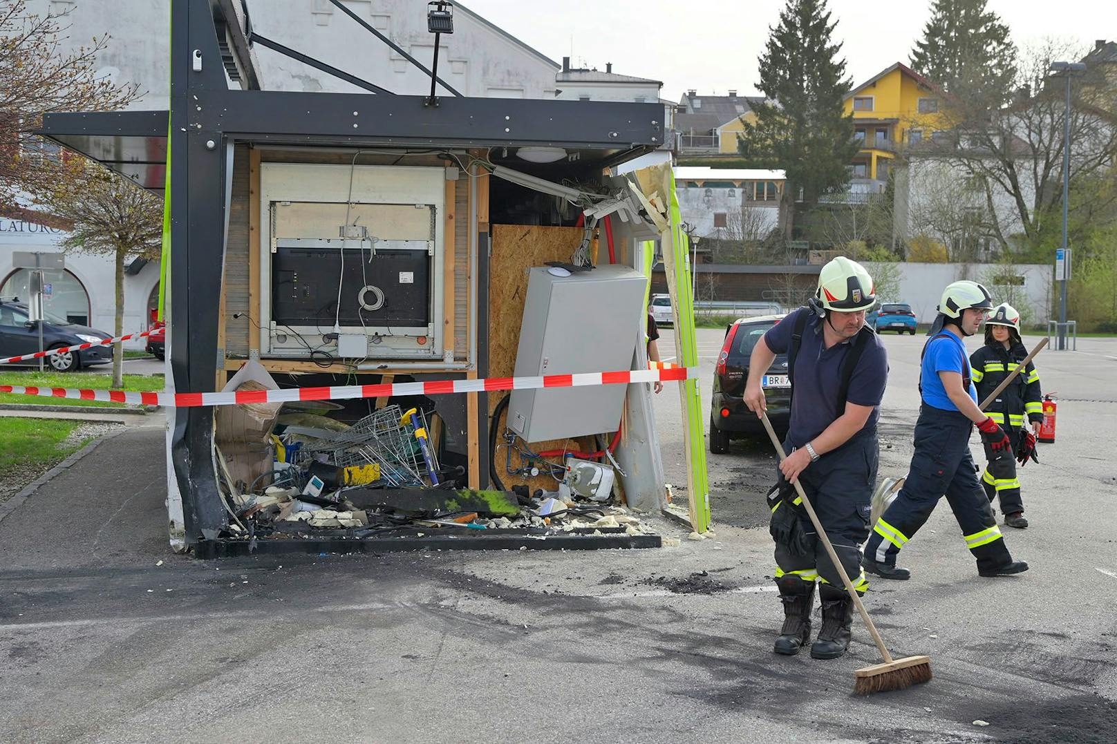 Spektakulärer Unfall am Samstag im Stadtgebiet von Mattighofen! Ein Audi-Lenker ist aus bisher ungeklärter Ursache in eine Bistro-Box gekracht.