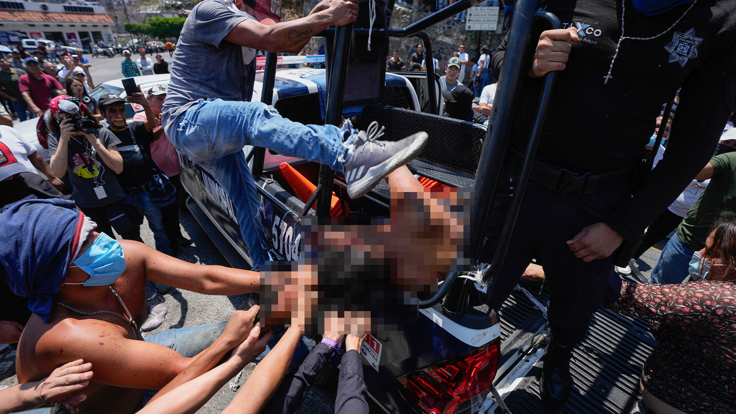 Ein wutentbrannter Mob greift die Verdächtige an.