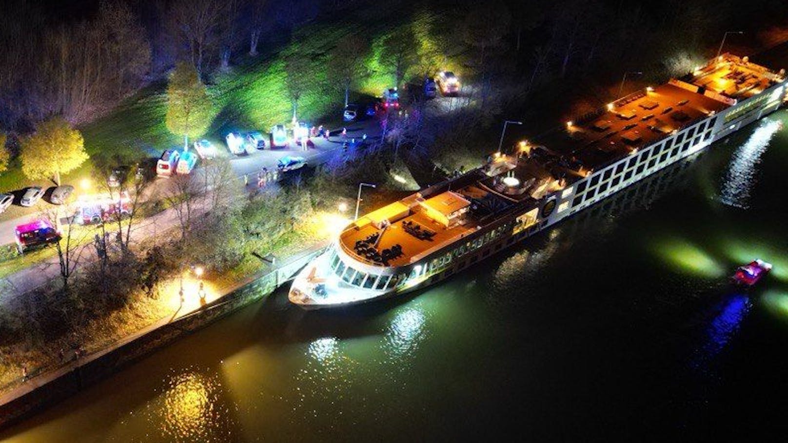 Kreuzfahrtschiff donnert auf Donau gegen Betonmauer