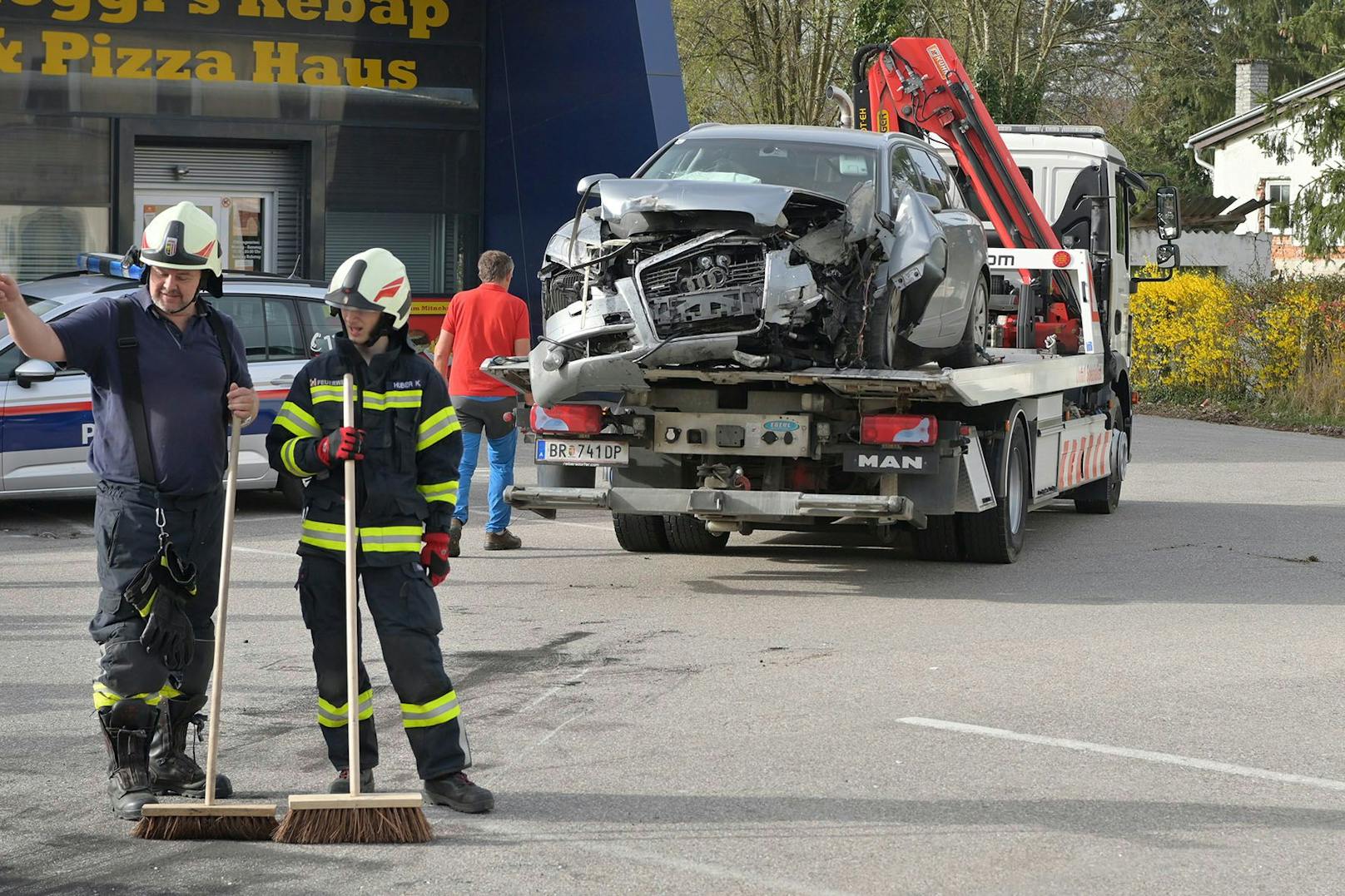 Spektakulärer Unfall am Samstag im Stadtgebiet von Mattighofen! Ein Audi-Lenker ist aus bisher ungeklärter Ursache in eine Bistro-Box gekracht.