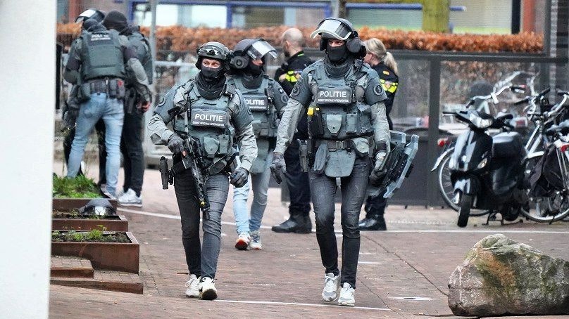 Derzeit läuft in Ede ein grosser Einsatz aufgrund einer Geiselnahme in einer Bar.