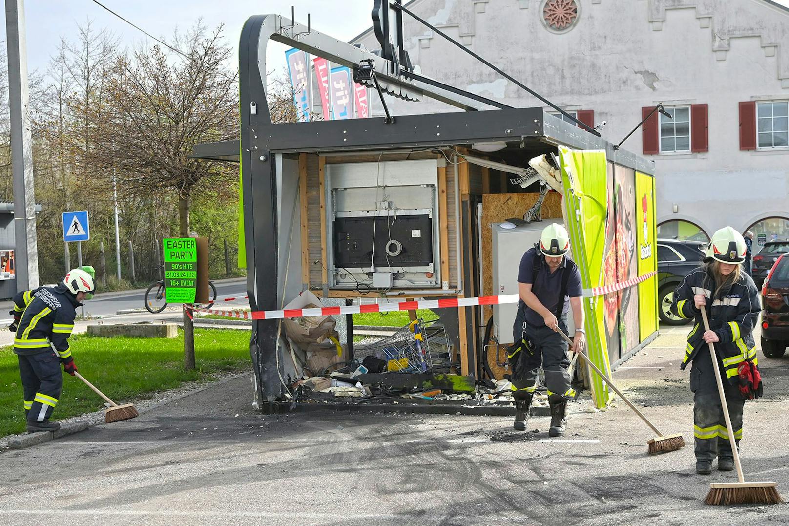 Spektakulärer Unfall am Samstag im Stadtgebiet von Mattighofen! Ein Audi-Lenker ist aus bisher ungeklärter Ursache in eine Bistro-Box gekracht.