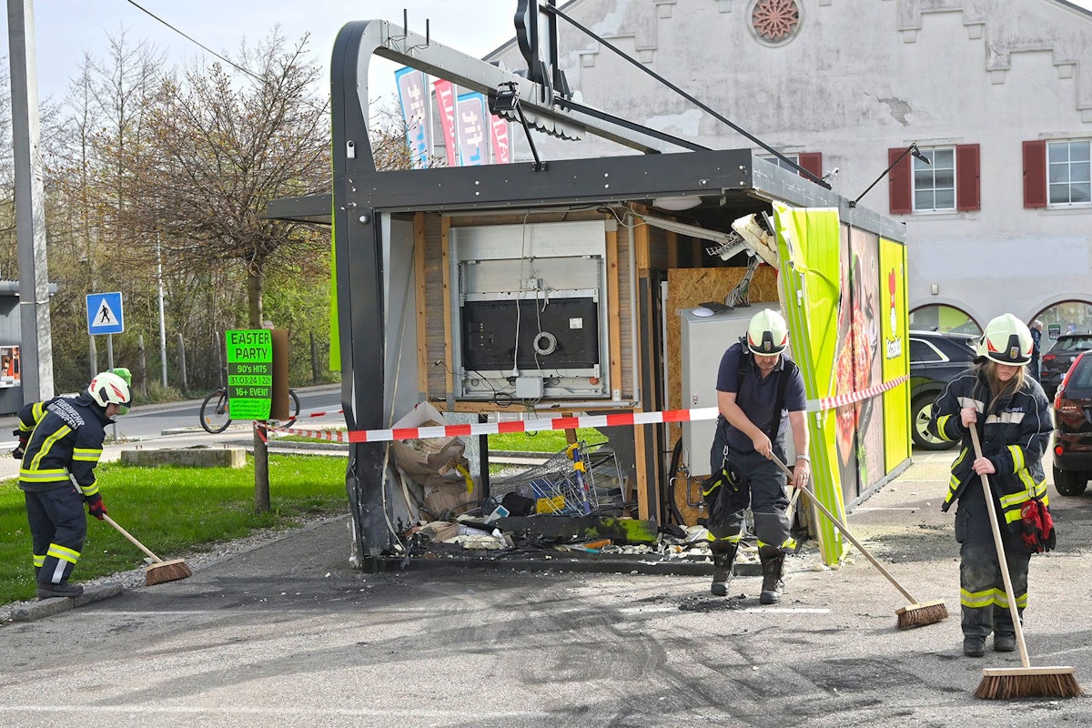 Pkw rast in Bistro-Box