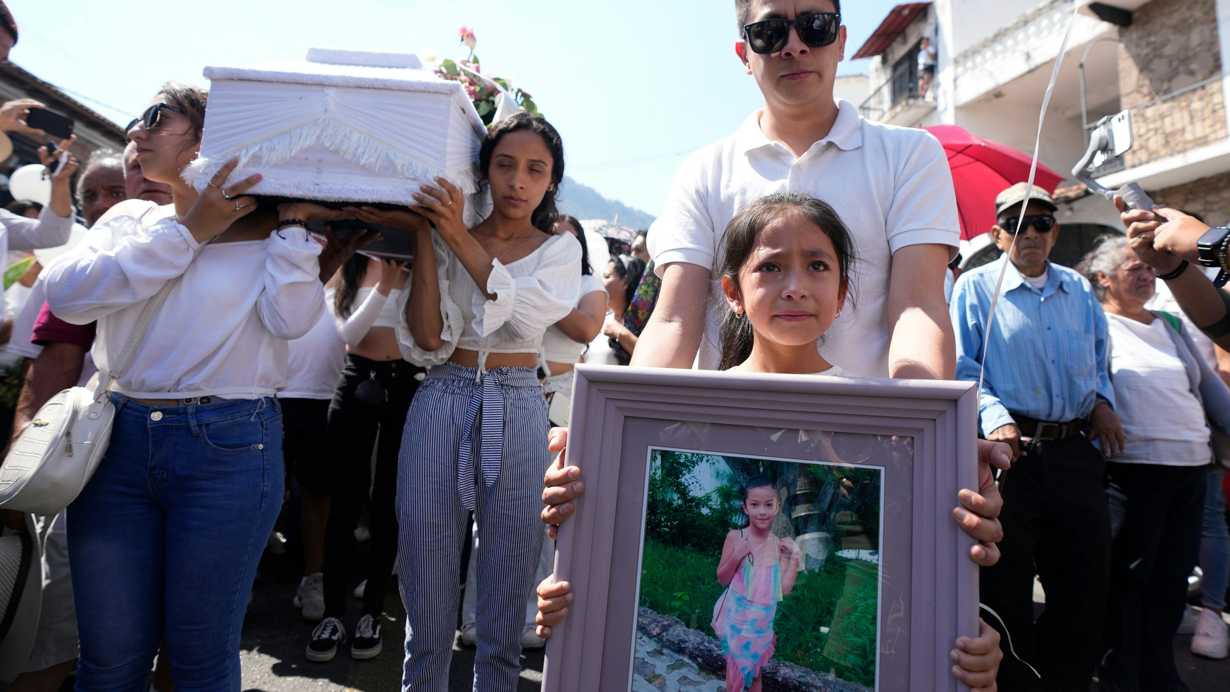 Familienangehörige trauern nach dem Tod der achtjährigen Camilla. Ein Lynchmob hat nun eine Verdächtige totgeprügelt.