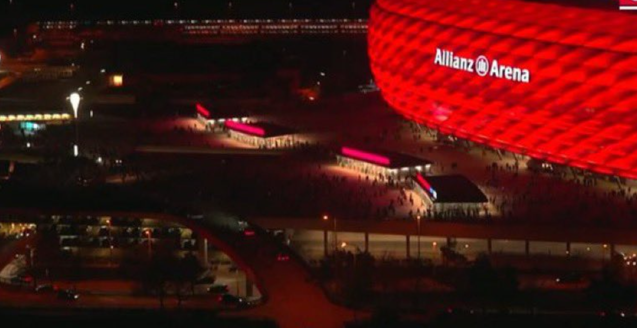 Das Spiel läuft noch, schon verlassen die Bayern-Fans die Arena