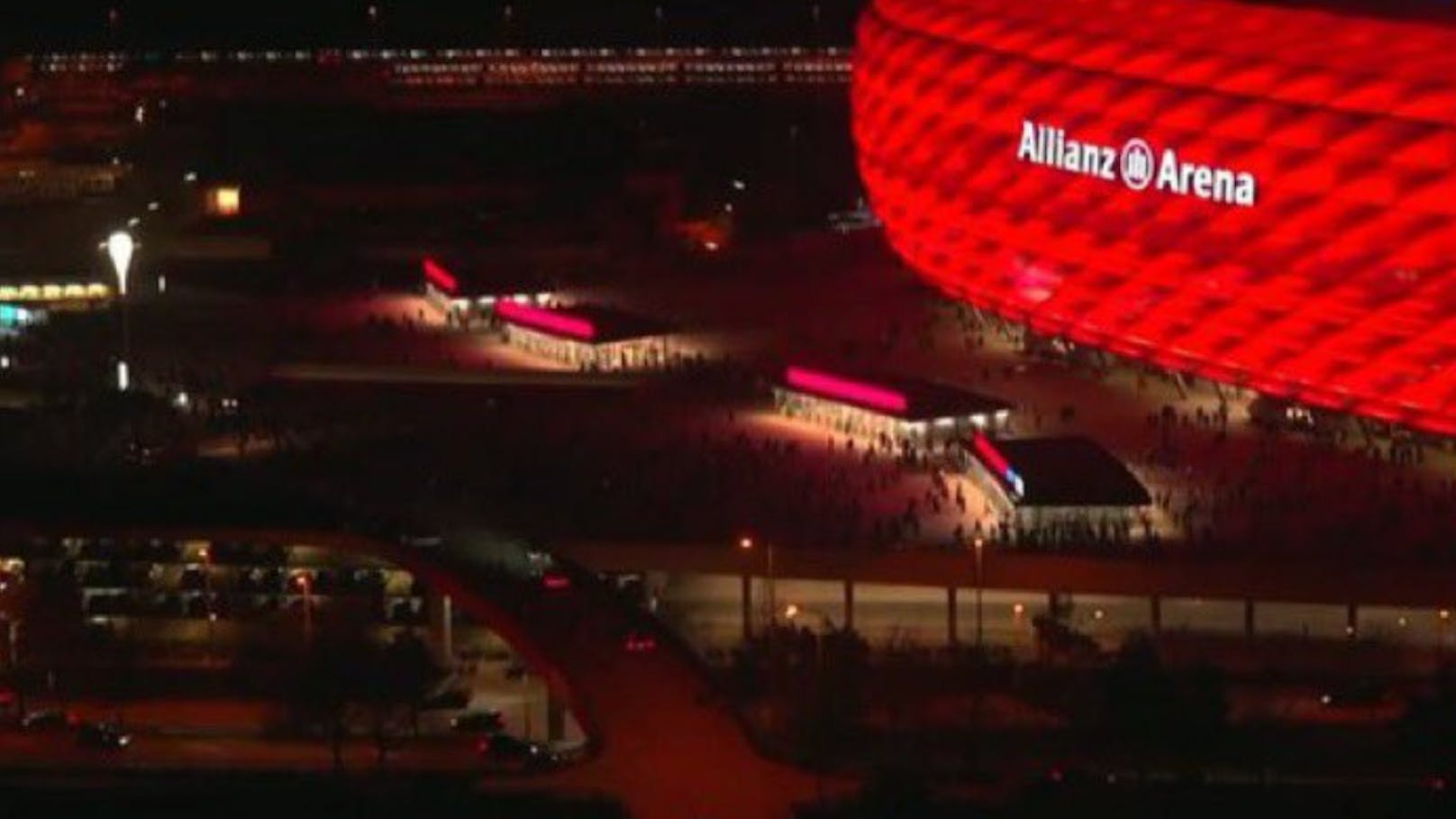 Böse Pleite! Bayern-Fans stürmen früh aus dem Stadion