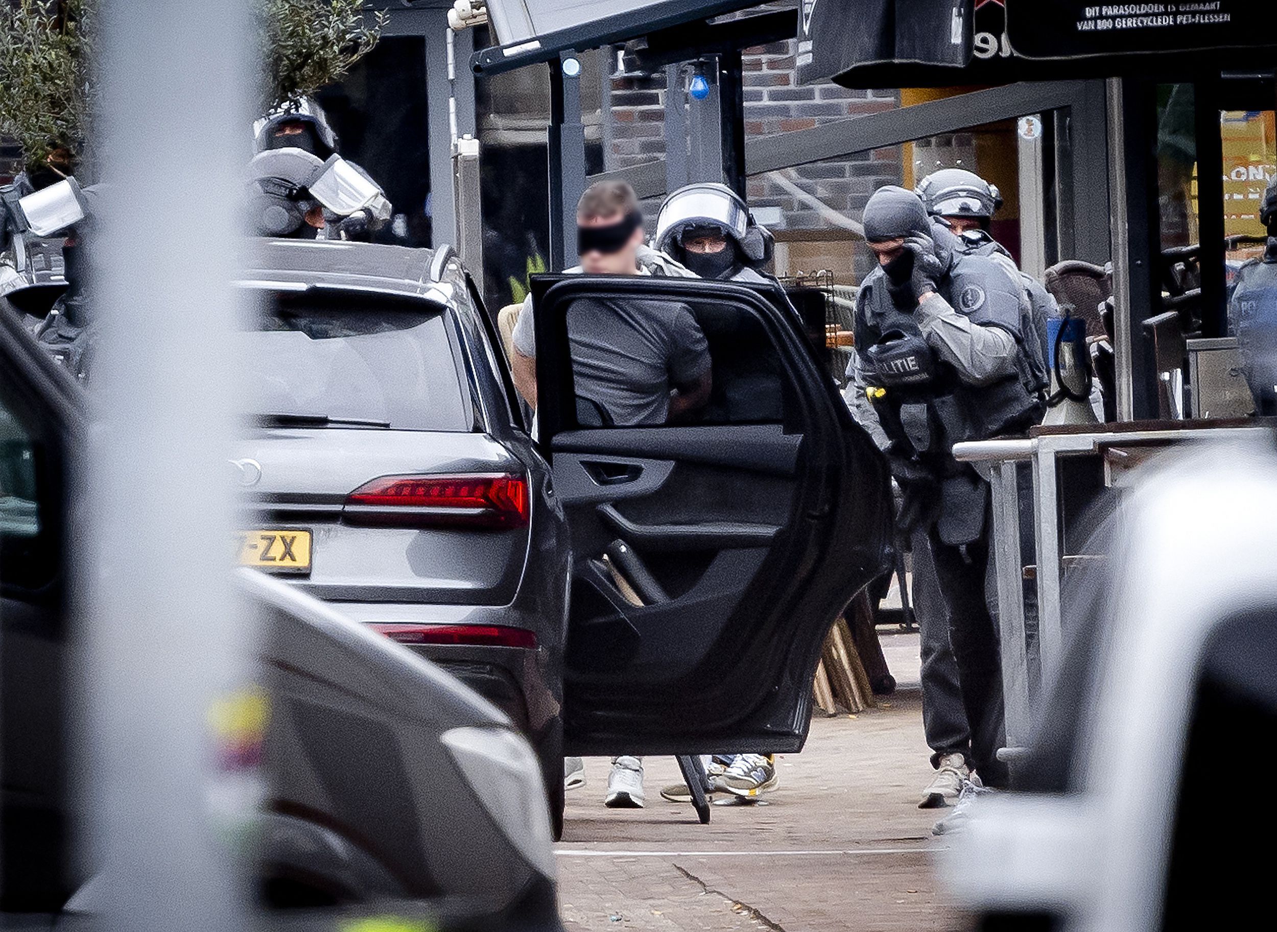 Für einen Tatverdächtigen klickten die Handschellen.